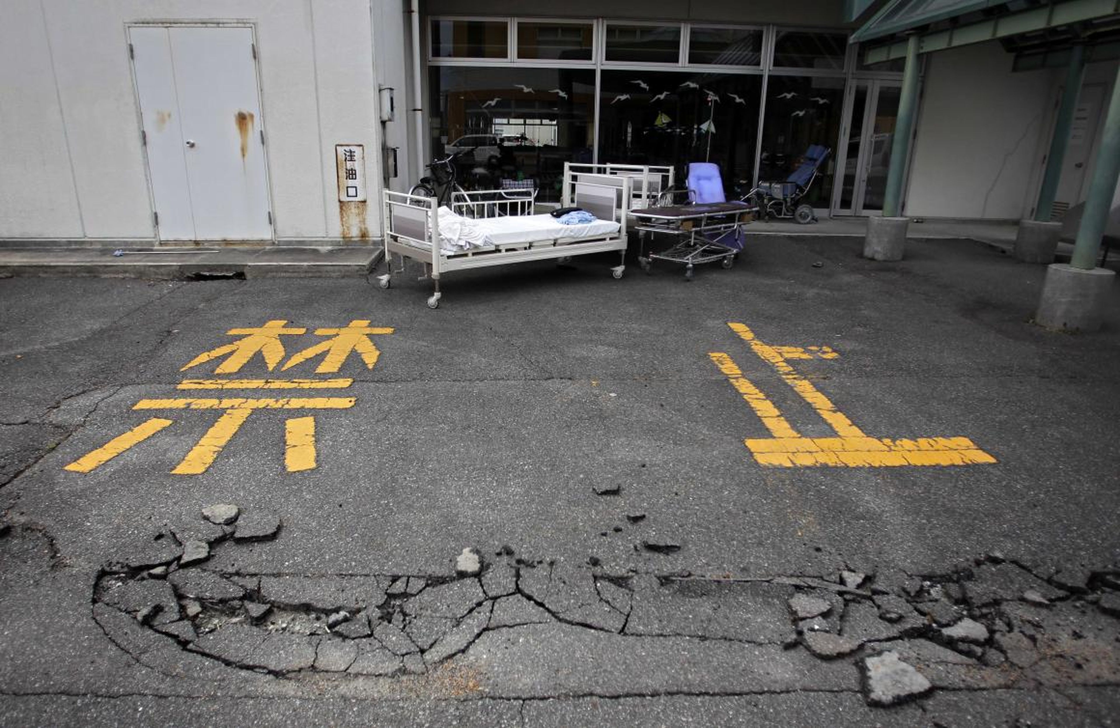 Camas de hospital abandonadas en Futaba, Fukushima, el 21 de abril de 2011.