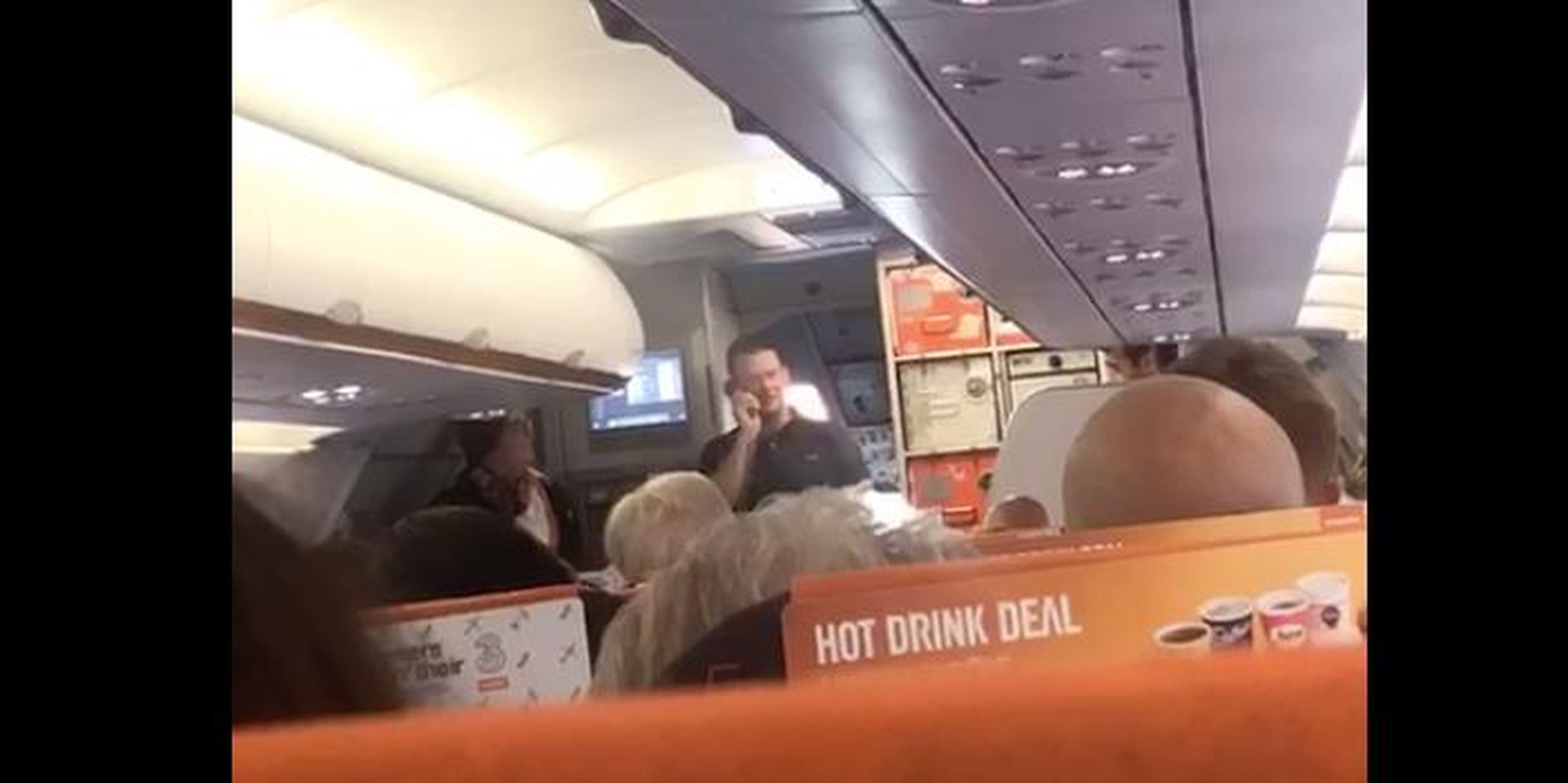 Un vídeo publicado en Facebook muestra al piloto de EasyJet, Michael Bradley, que empezaba sus vacaciones, que él pilotaría el avión.