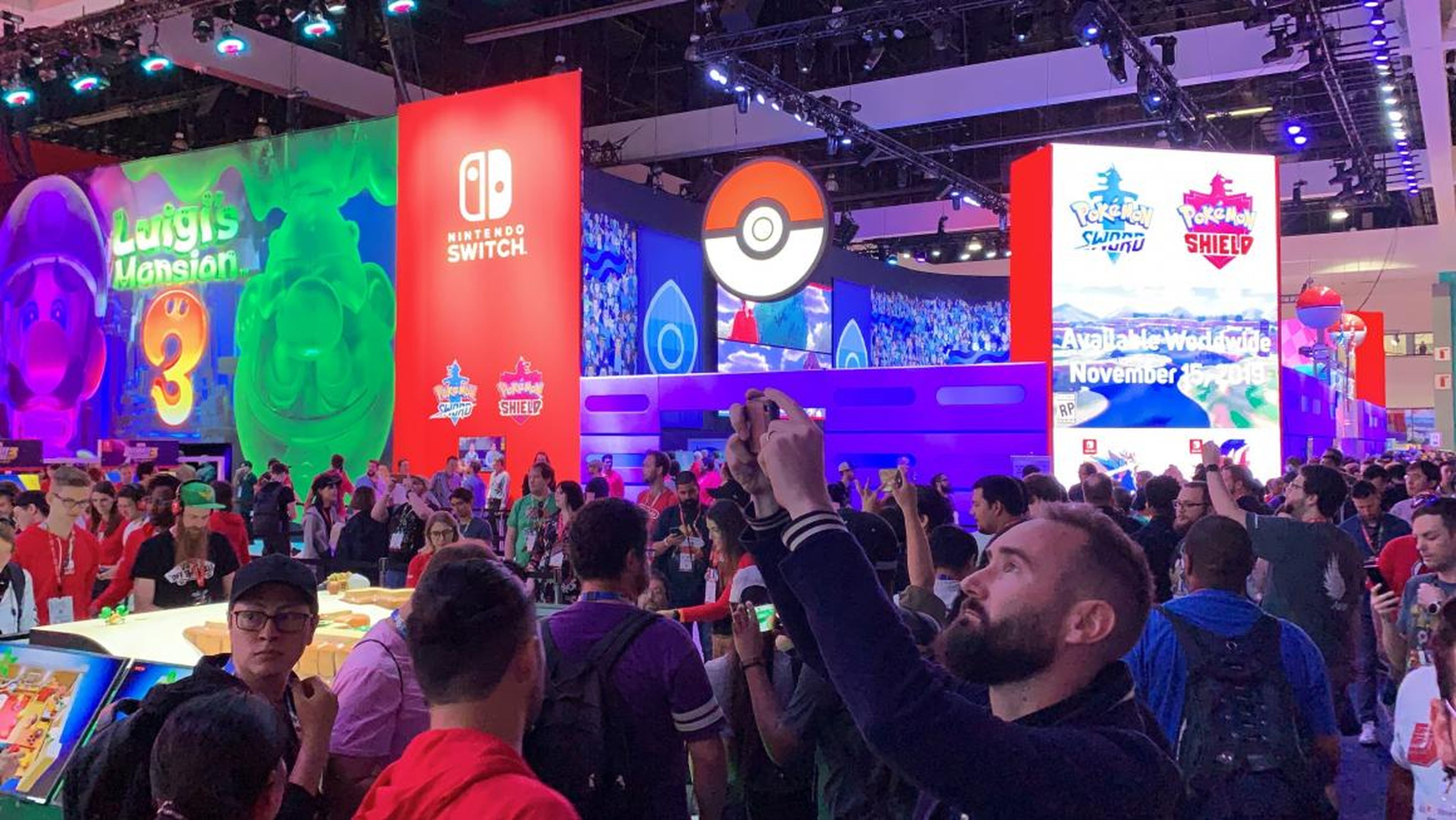 Los visitantes en el stand de Nintendo Co. en la feria de entretenimiento electrónico E3 de Los Ángeles (2019).