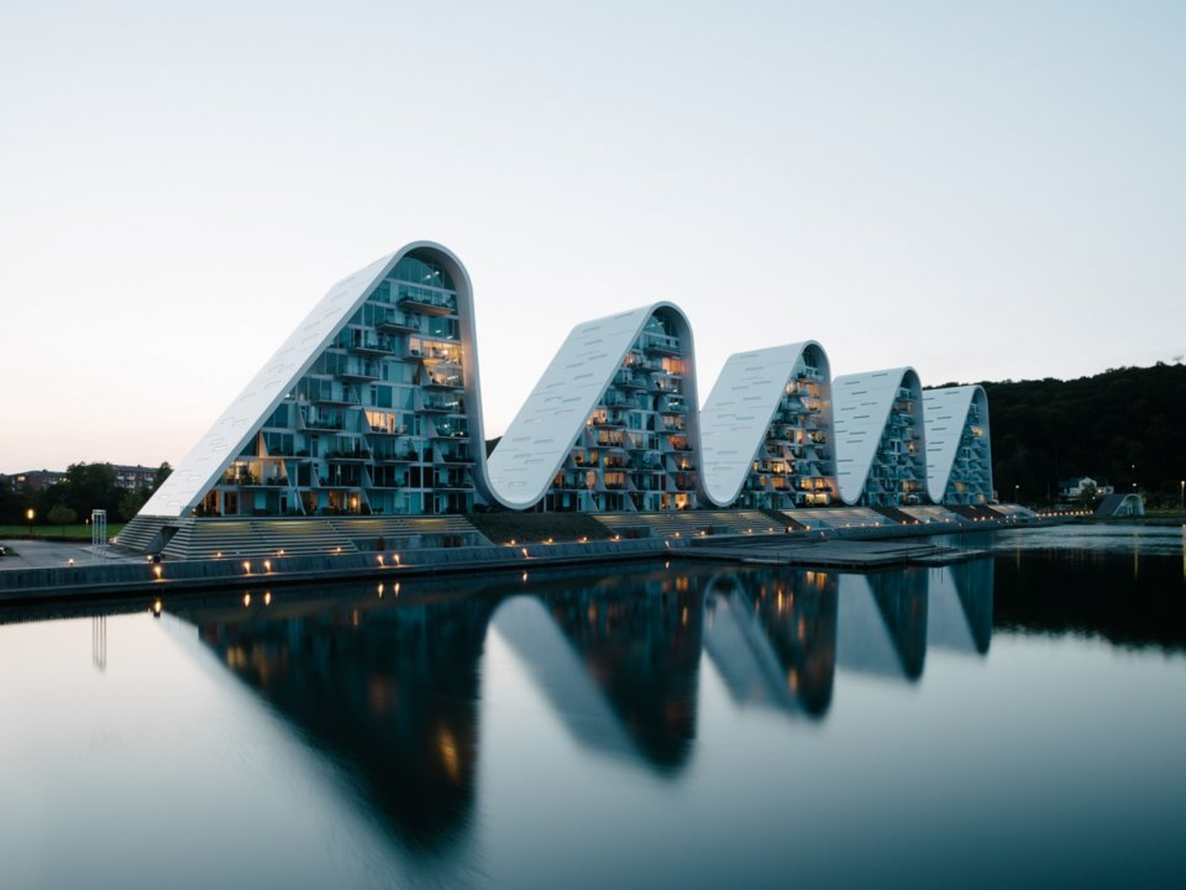 The Wave, en Dinamarca, cuenta con una impresionante colección de cinco torres residenciales, todas ellas conectadas por un techo de ondulado.