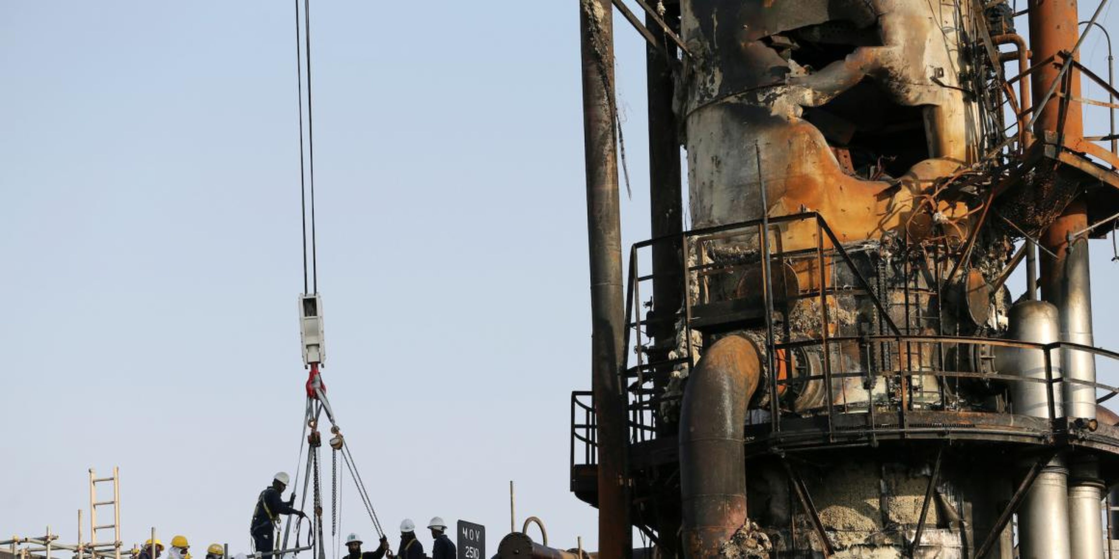 Varios trabajadores en la instalación petrolera dañada Saudi Aramco el pasado 20 de septiembre de 2019.