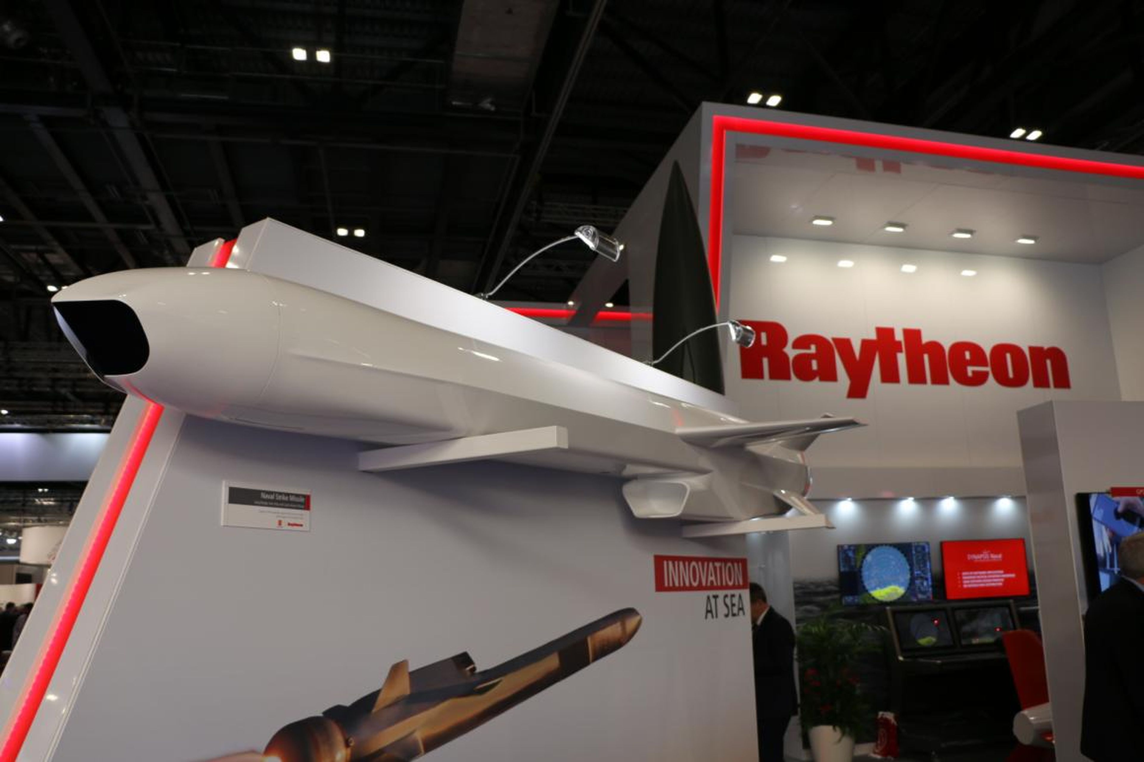 Un misil Raytheon de largo alcance Naval Strike en exhibición en DSEI 2019.