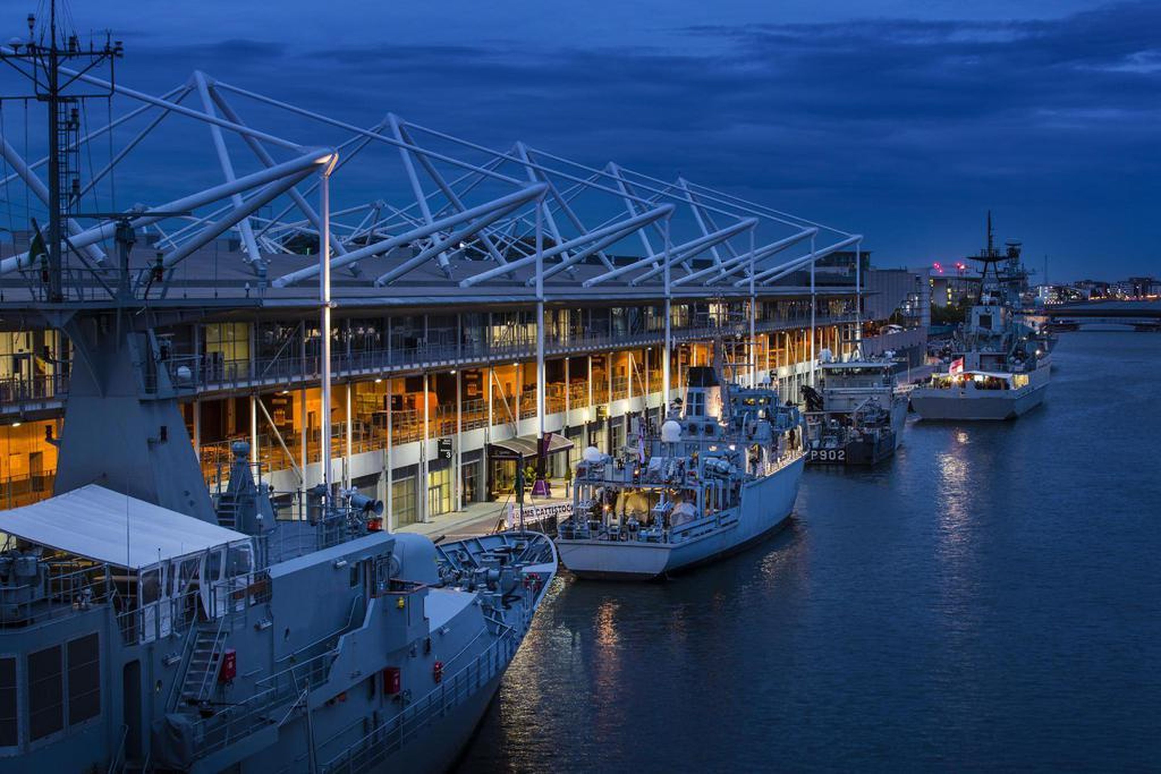 Nuevas naves navales se exhiben fuera de DSEI en los muelles de Londres.