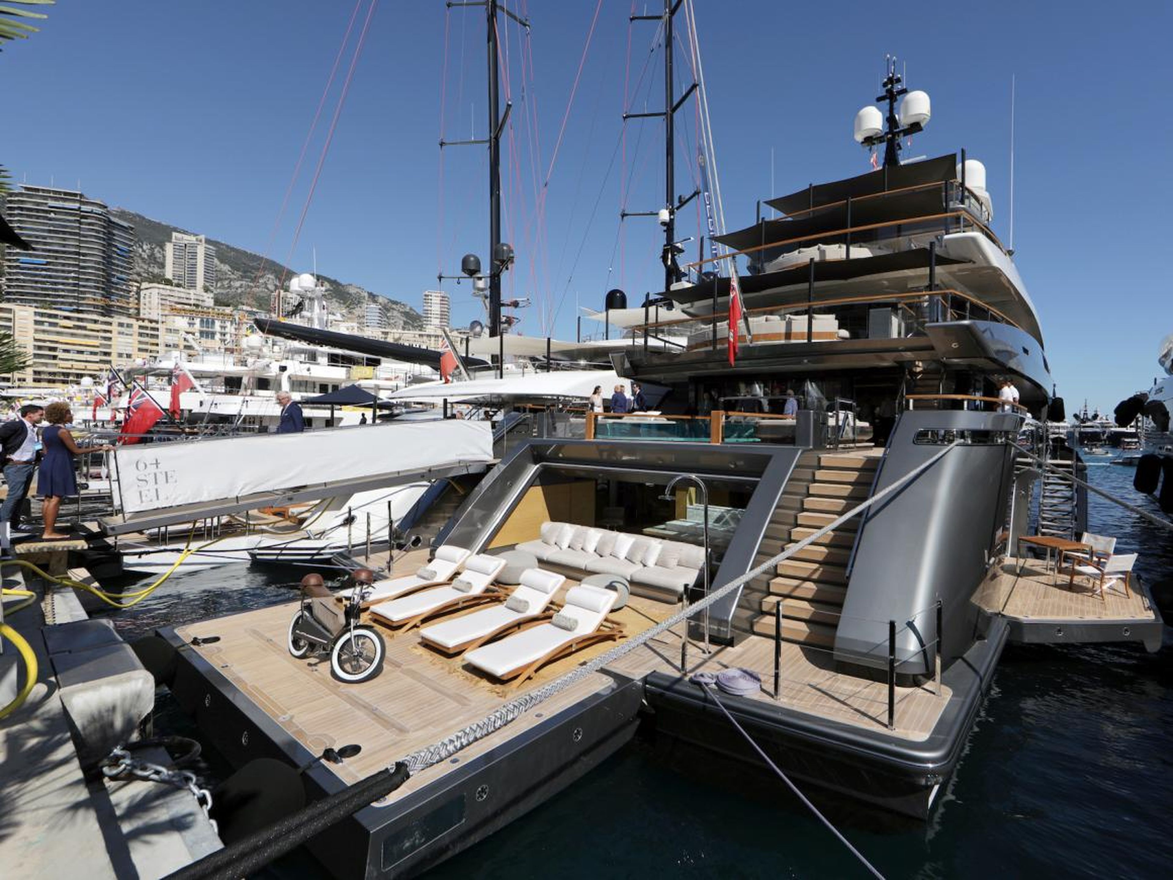 Los barcos de lujo son vistos durante el Monaco Yacht Show en 2019.