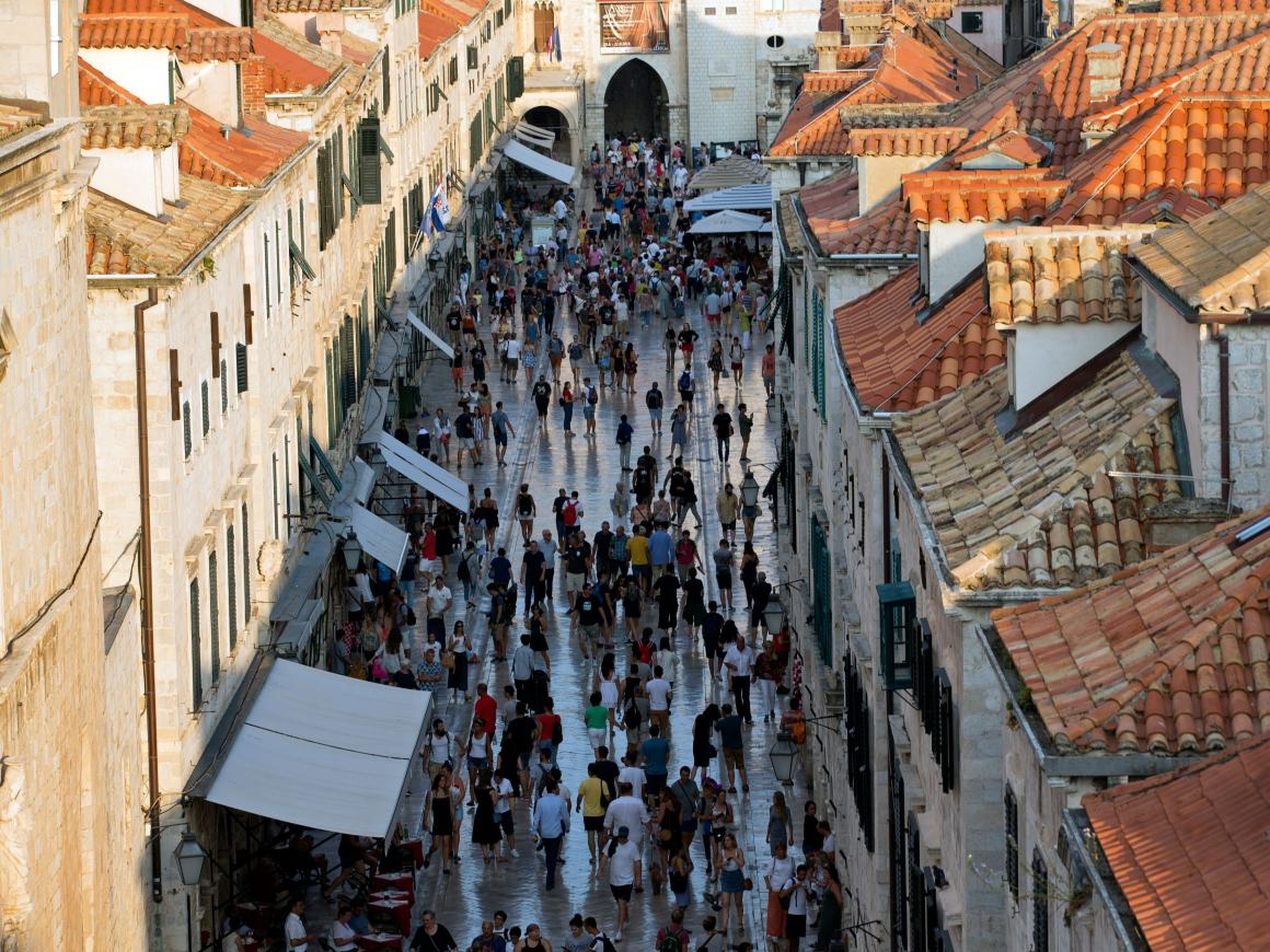 Turistas caminando por el casco antiguo de Dubrovnik.