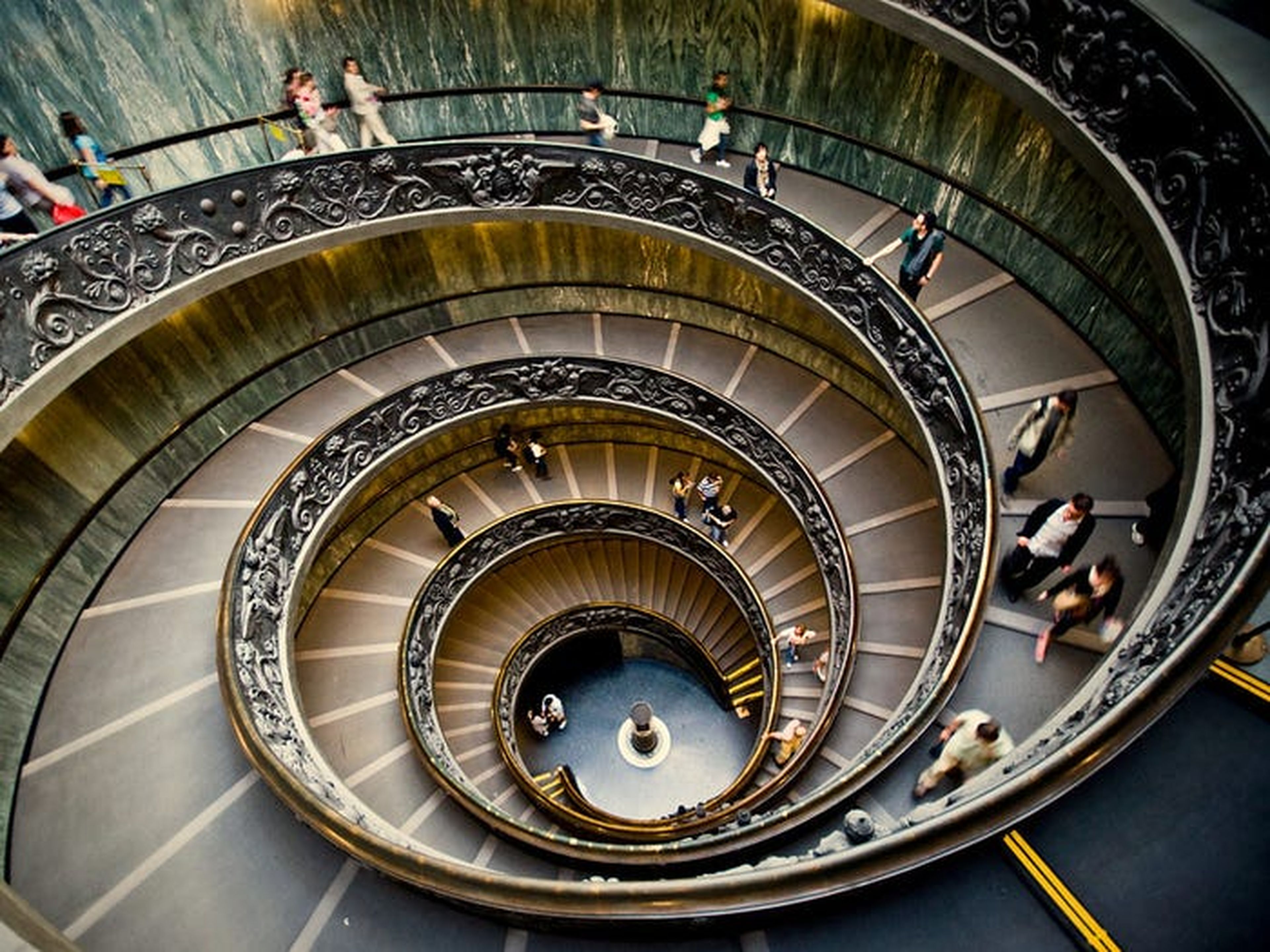 Estas son las escaleras que bajan y salen por la salida de los Museos Vaticanos.