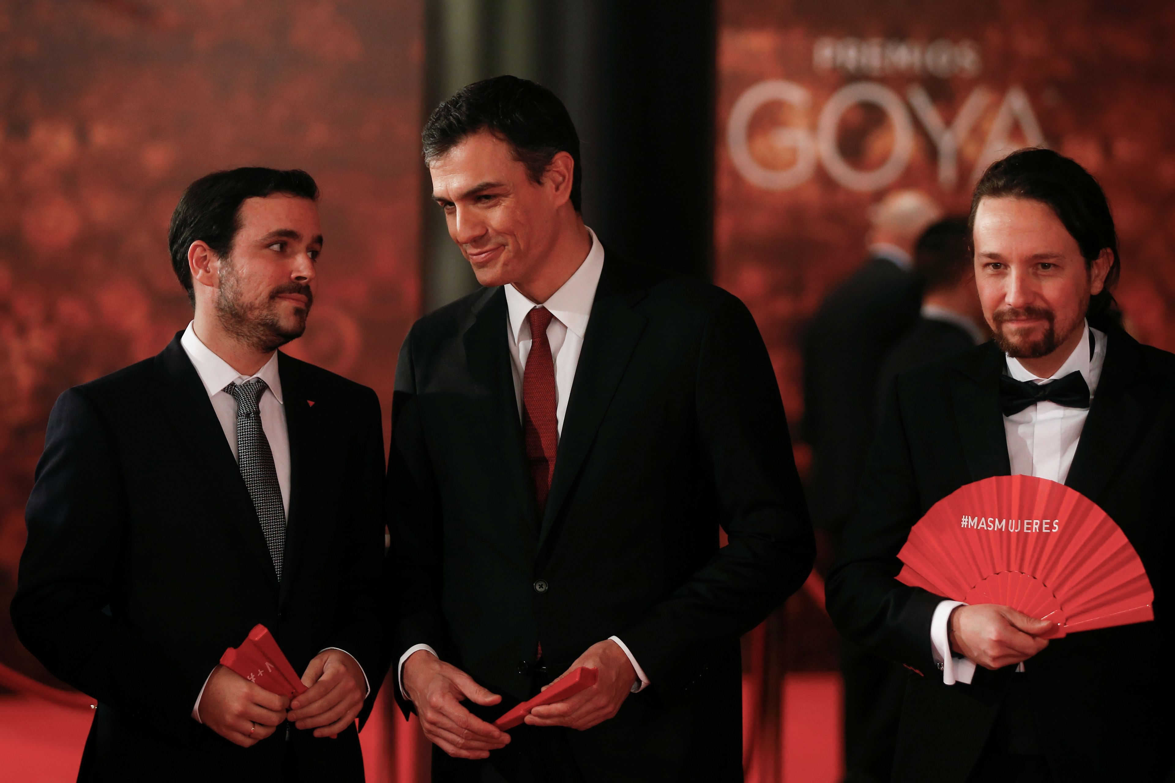 Alberto Garzón (i), Pedro Sánchez (c) y Pablo Iglesias (d) coinciden en la gala de los Goya de 2018.