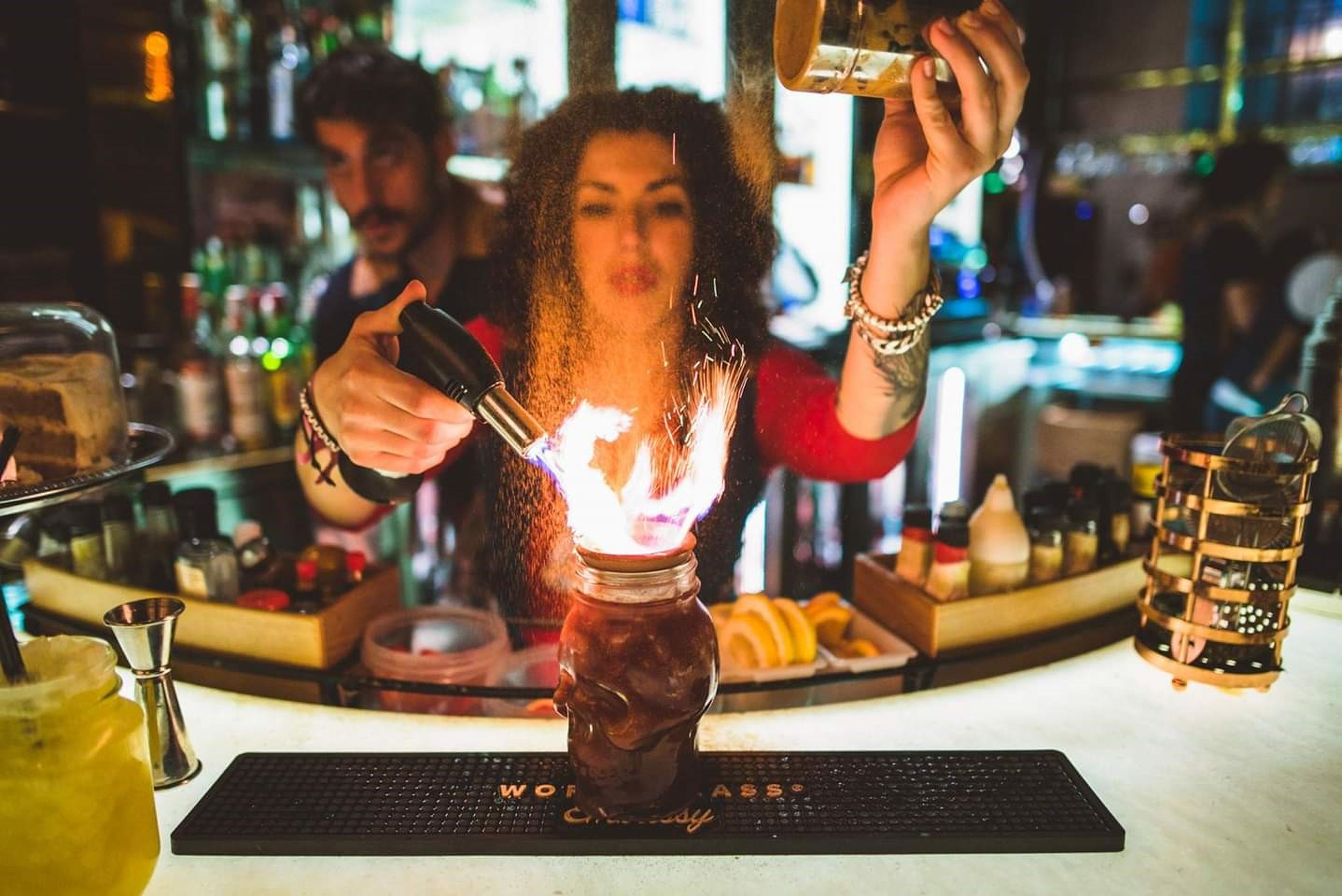 Ana Gracia, barmaid experta en cócteles preparando una de sus creaciones