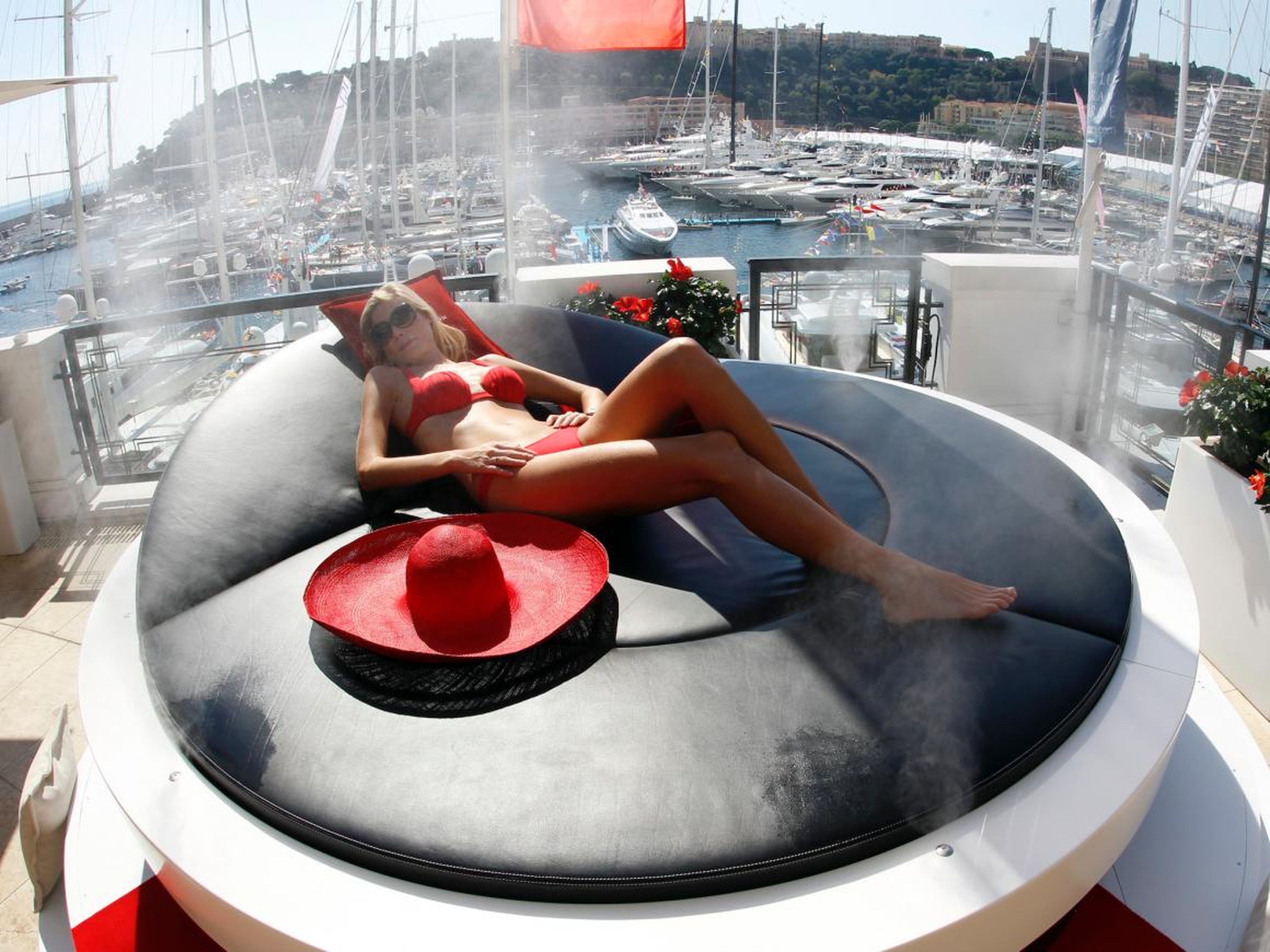 Una modelo en un barco de lujo durante el Monaco Yacht Show en 2010.