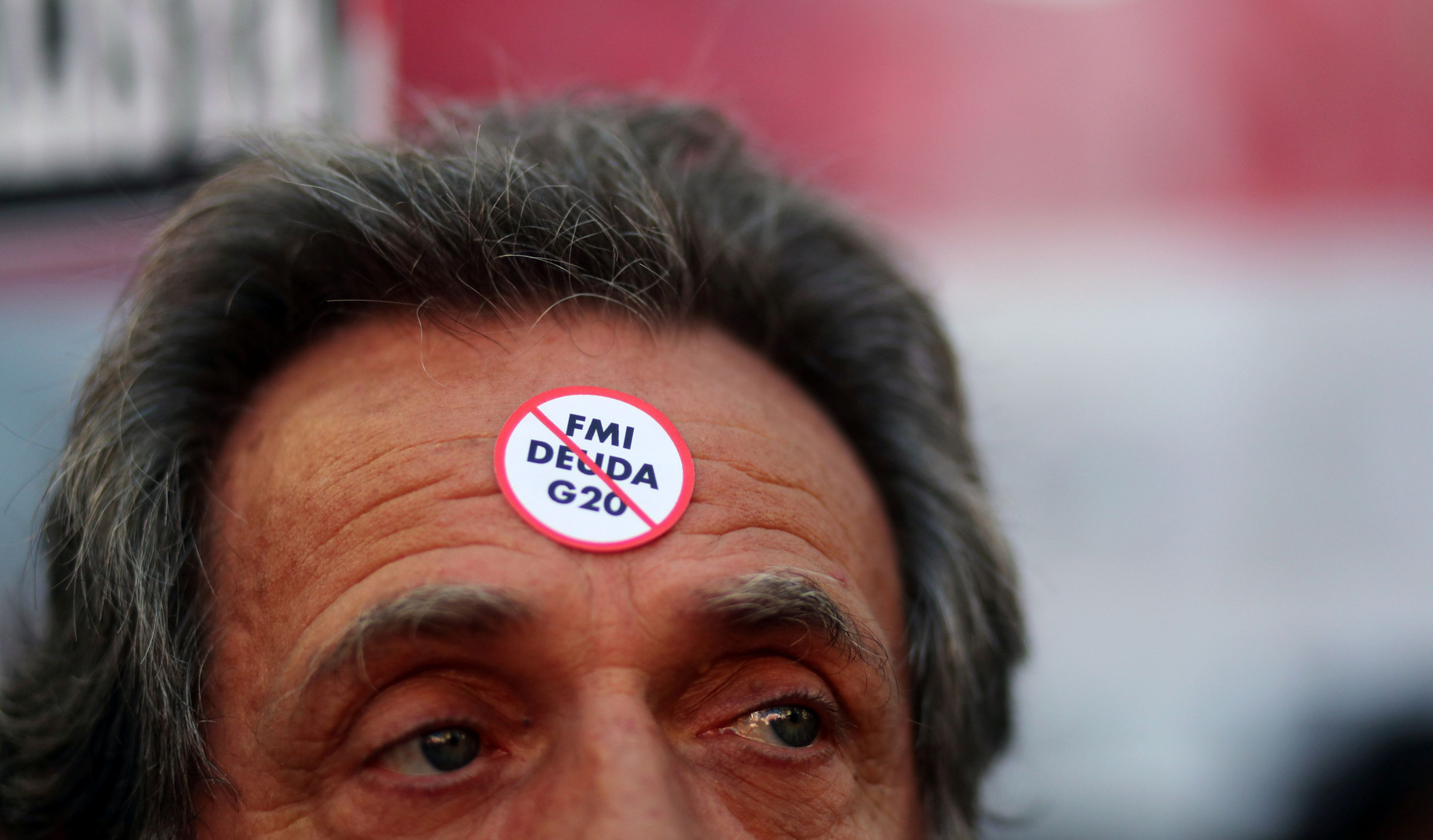 Un argentino con una pegatina contra el rescate del FMI a la deuda argentina