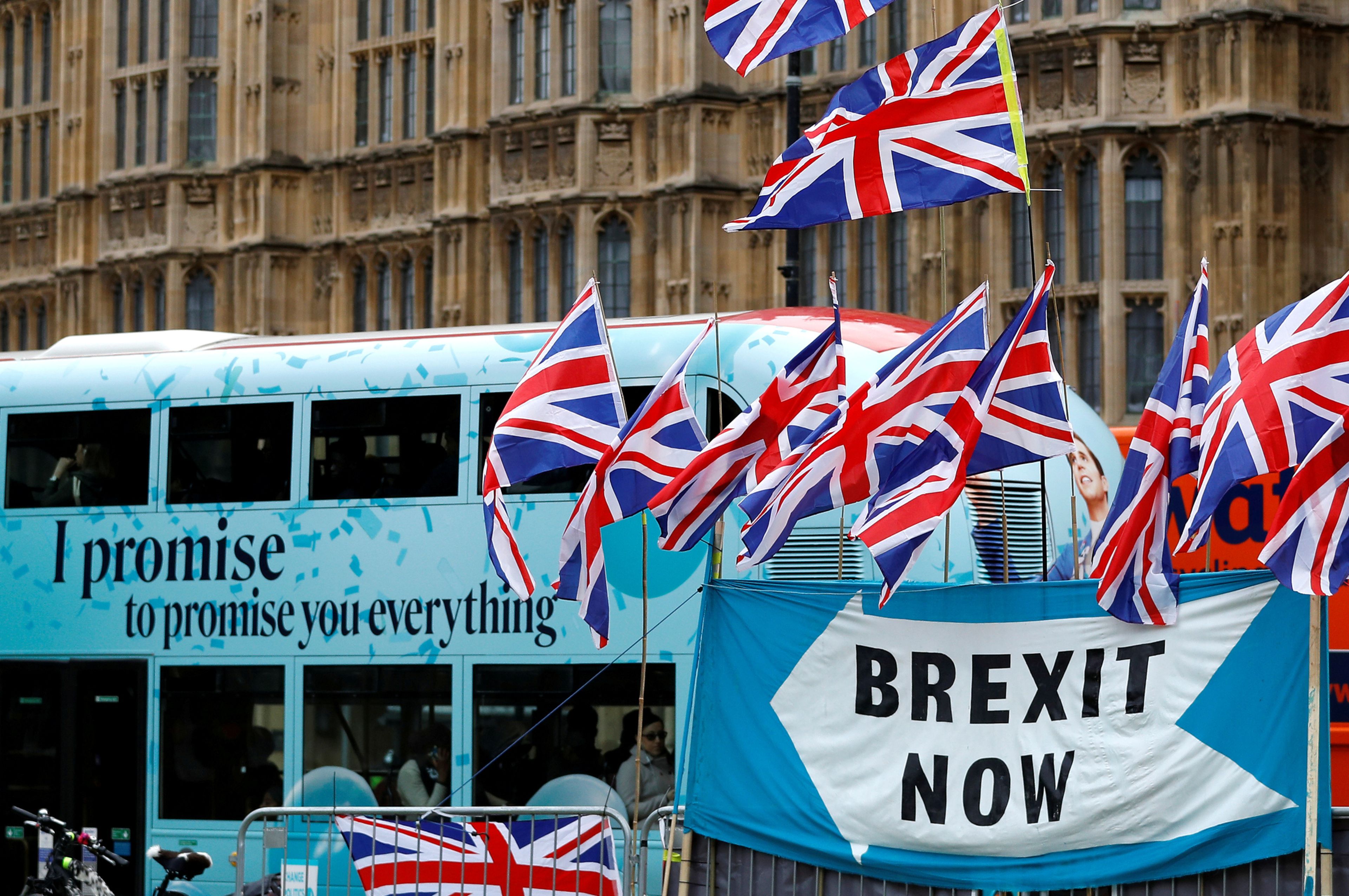 Un autobús pasa tras un una pancarta a favor del Brexit en Londres
