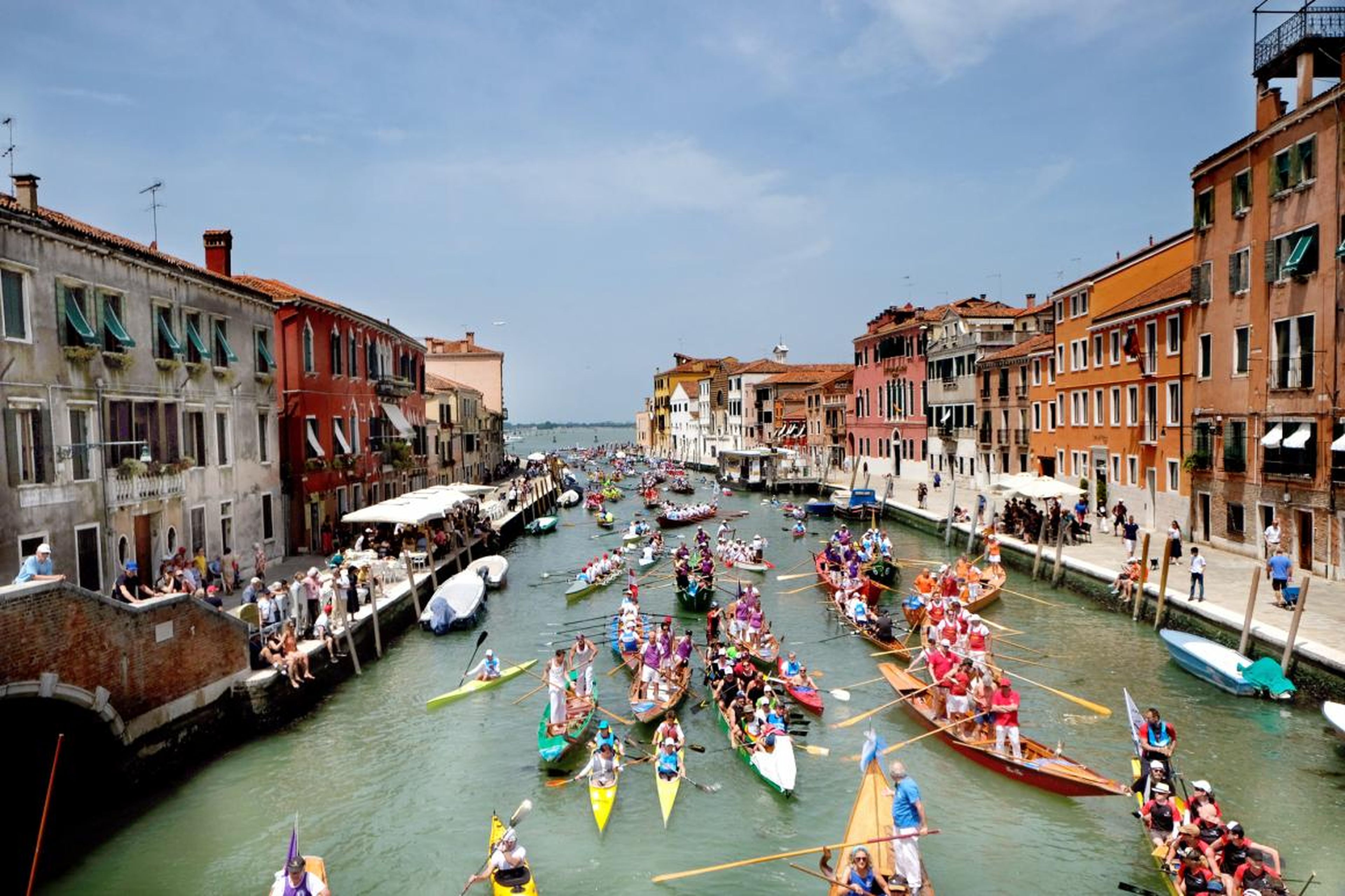 Los venecianos protestaron por el turismo en las calles de Venecia en 2017, según CNN.