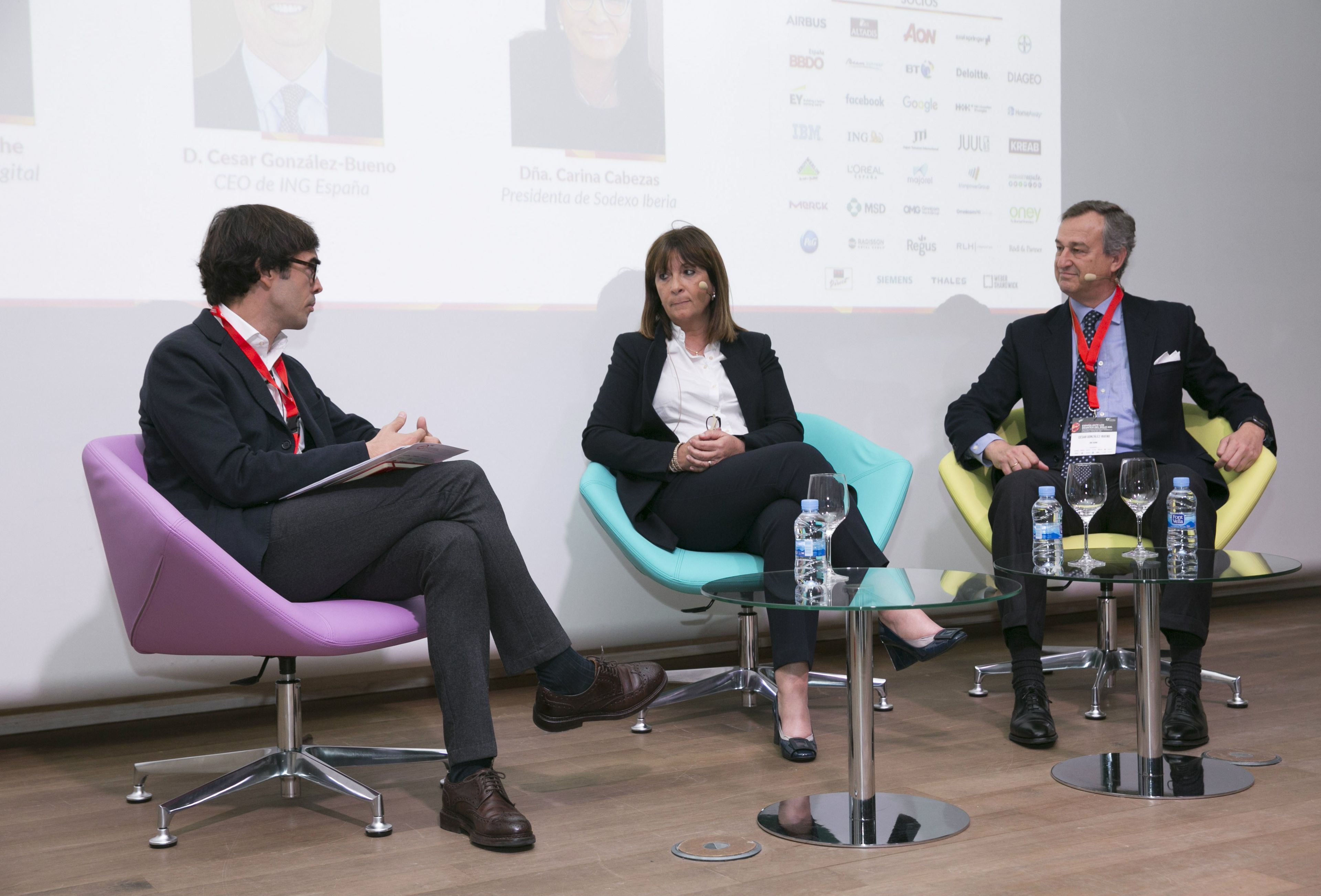 Borja Bergareche, director de Kreab Digital, modera una mesa redonda entre Carina Cabezas, presidenta de Sodexo Iberia, y César González-Bueno, presidenta de Sodexo Iberia.