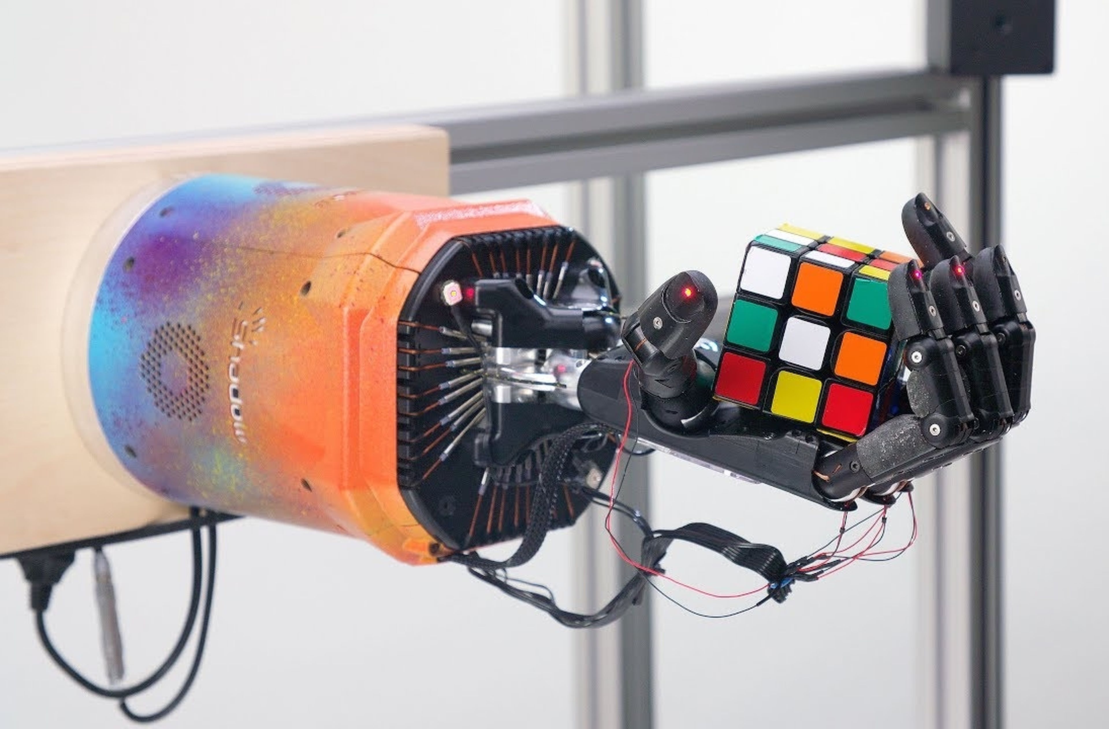 El brazo robot de Google resuelve el cubo de Rubik con una sola mano y es espectacular