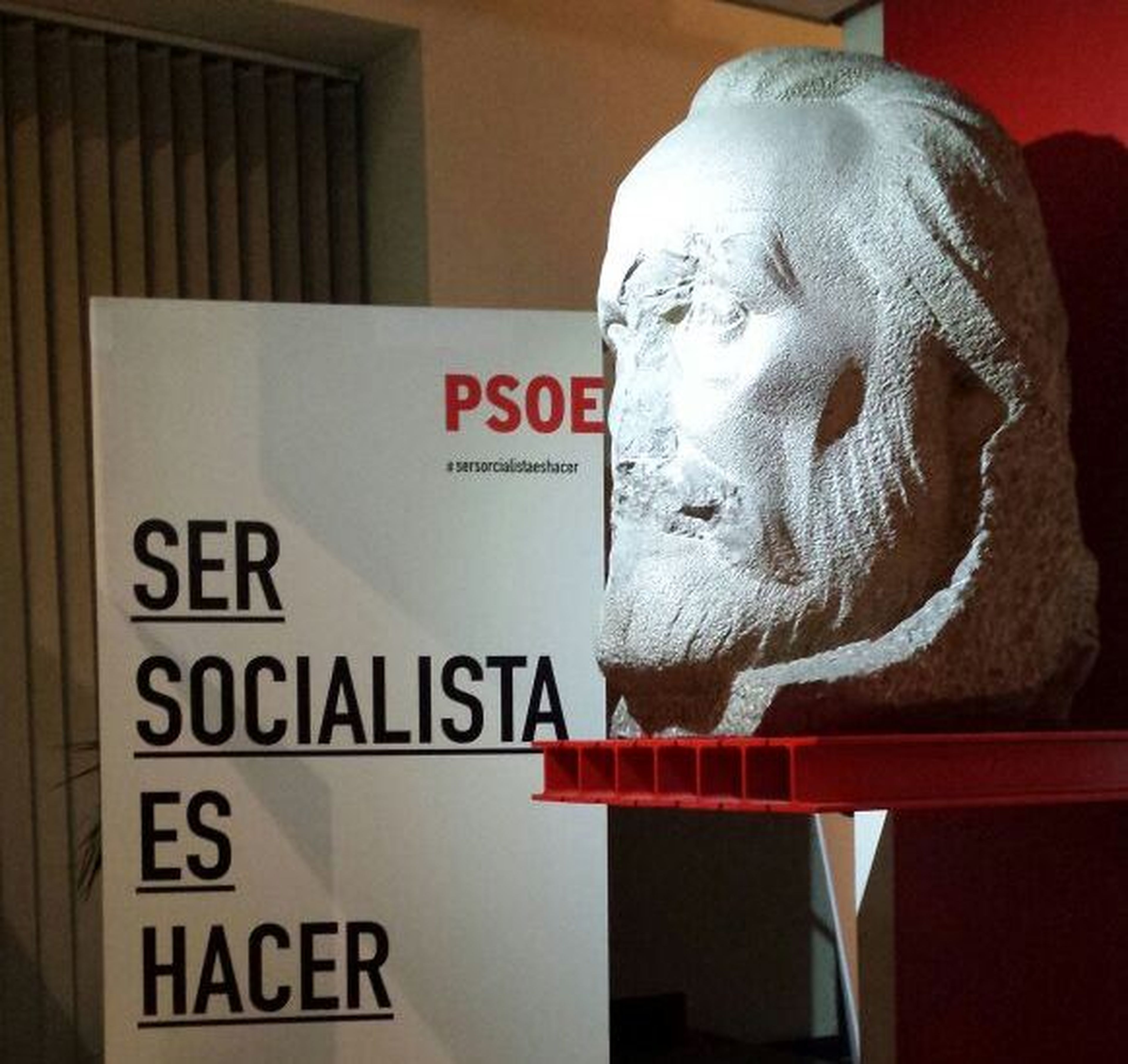 Busto de Pablo Iglesias, fundador del PSOE, en la sede del partido. Su estado se debe a que se intentó destruirlo tras el golpe de Estado en el 36.