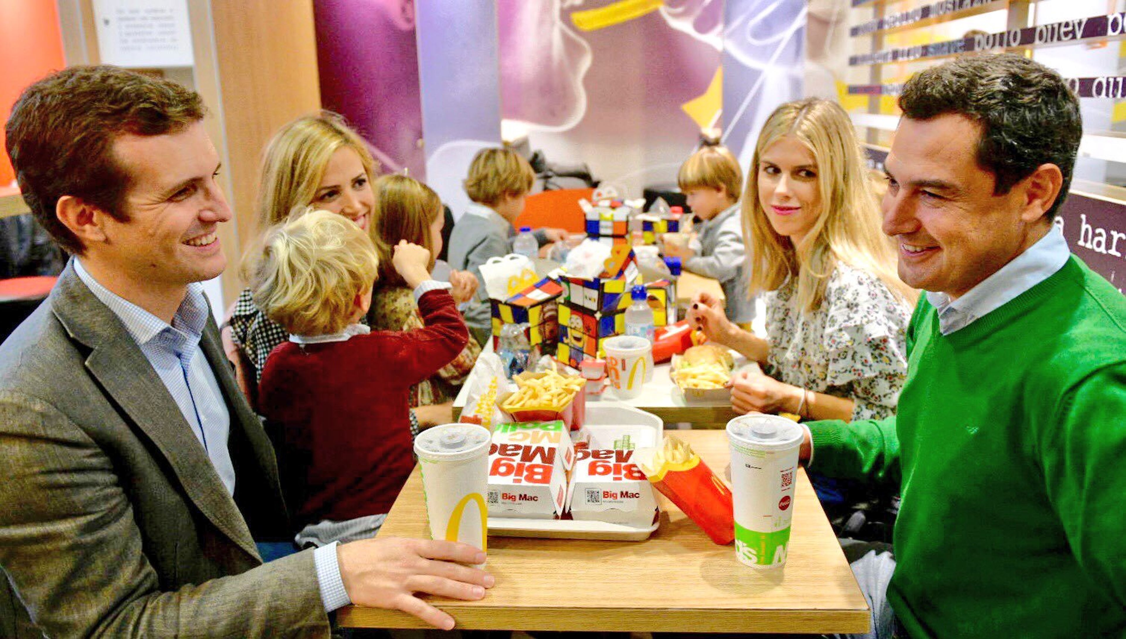 Casado y el líder del PP andaluz comparten un menú de McDonald con su familia.