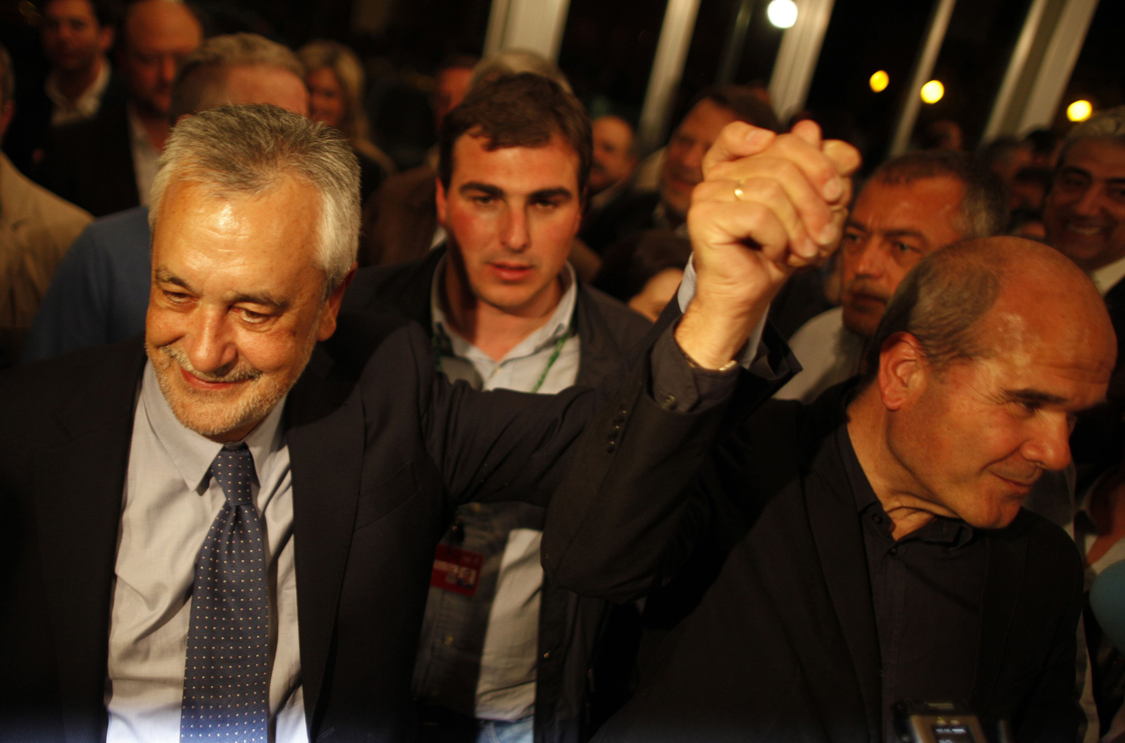 Chaves y Griñán tras conocer los resultados de las elecciones generales en Sevilla en 2012.
