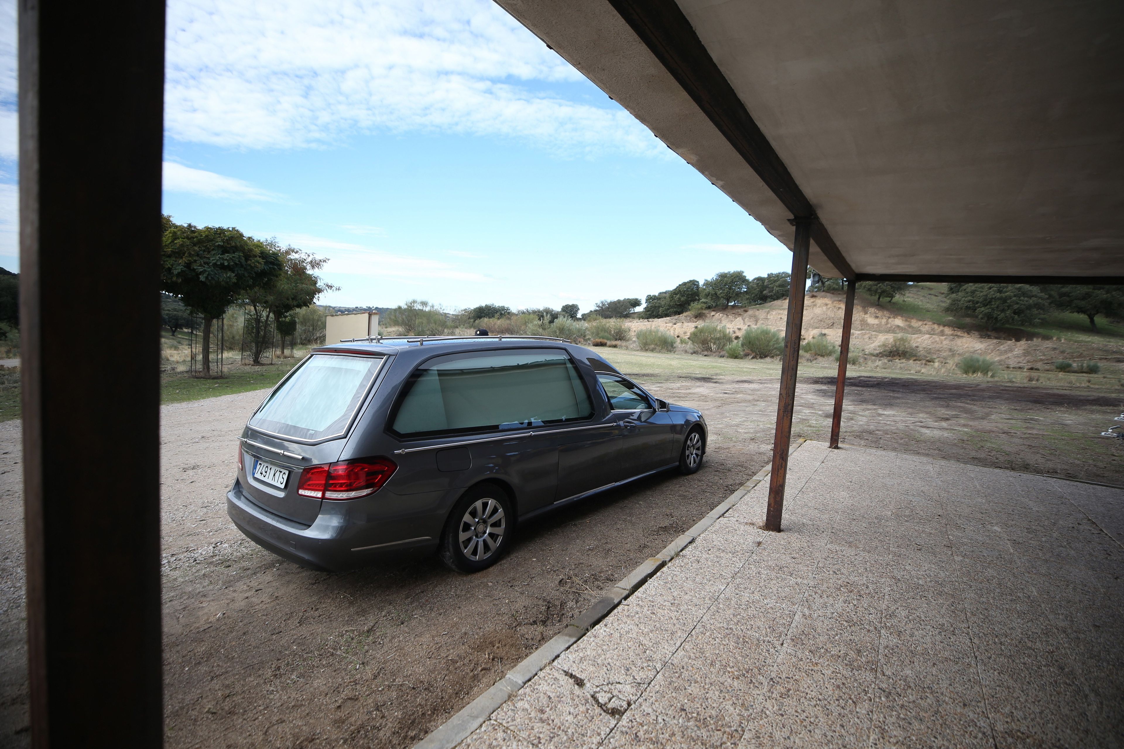 Un coche fúnebre en los alrededores del Valle de los Caídos en la jornada de su exhumación.
