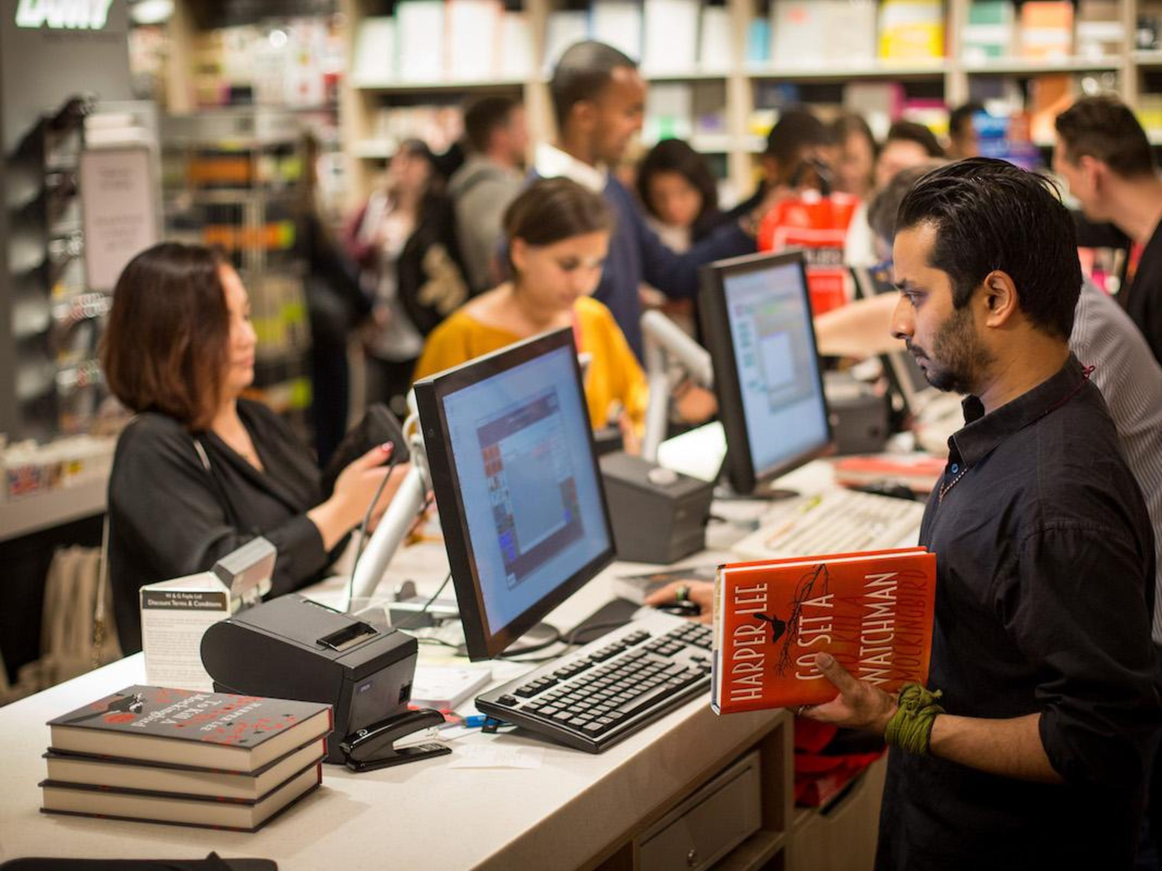 Gente comprando en una librería