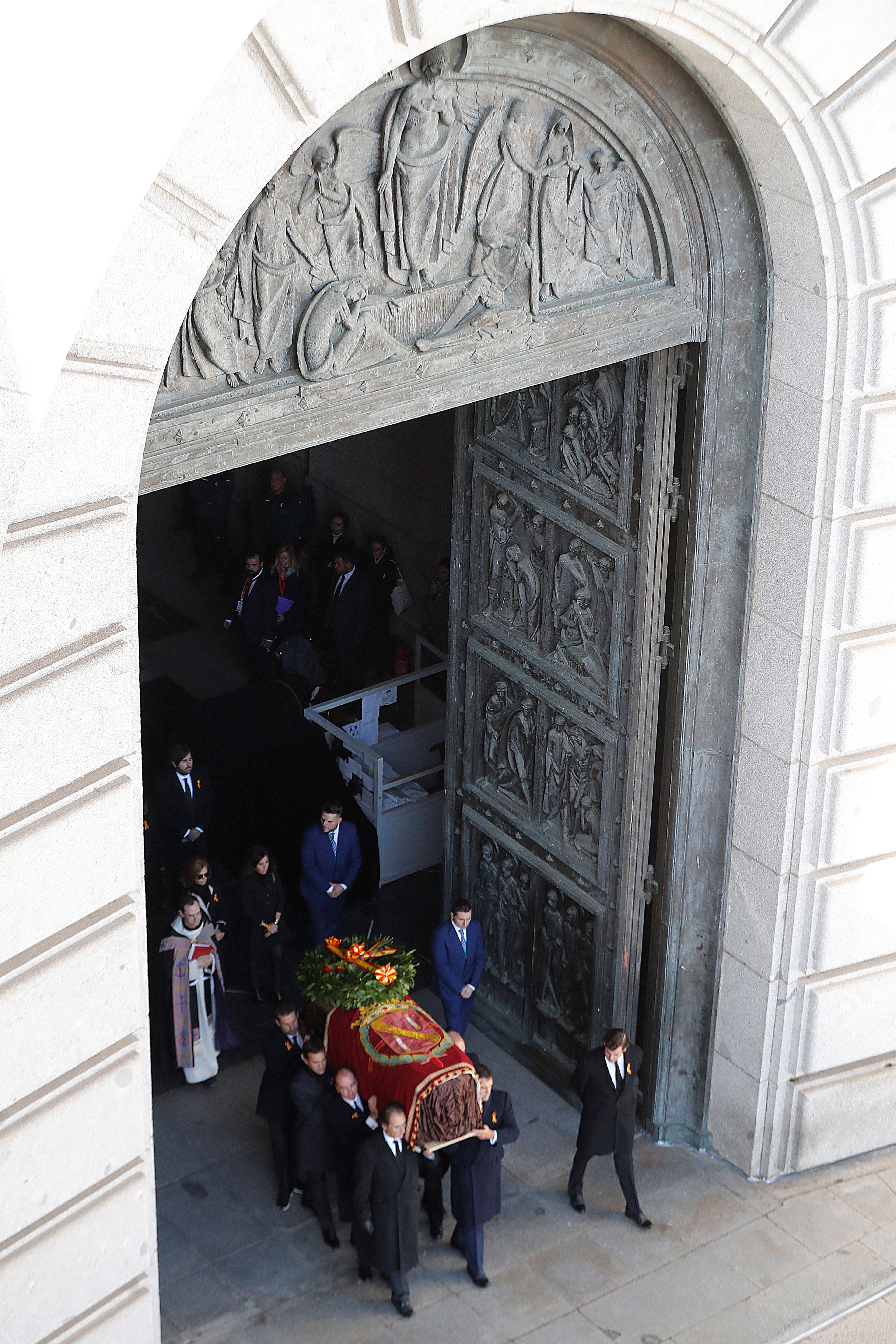 La comitiva familiar saca el féretro de la basílica del Valle de los Caídos.