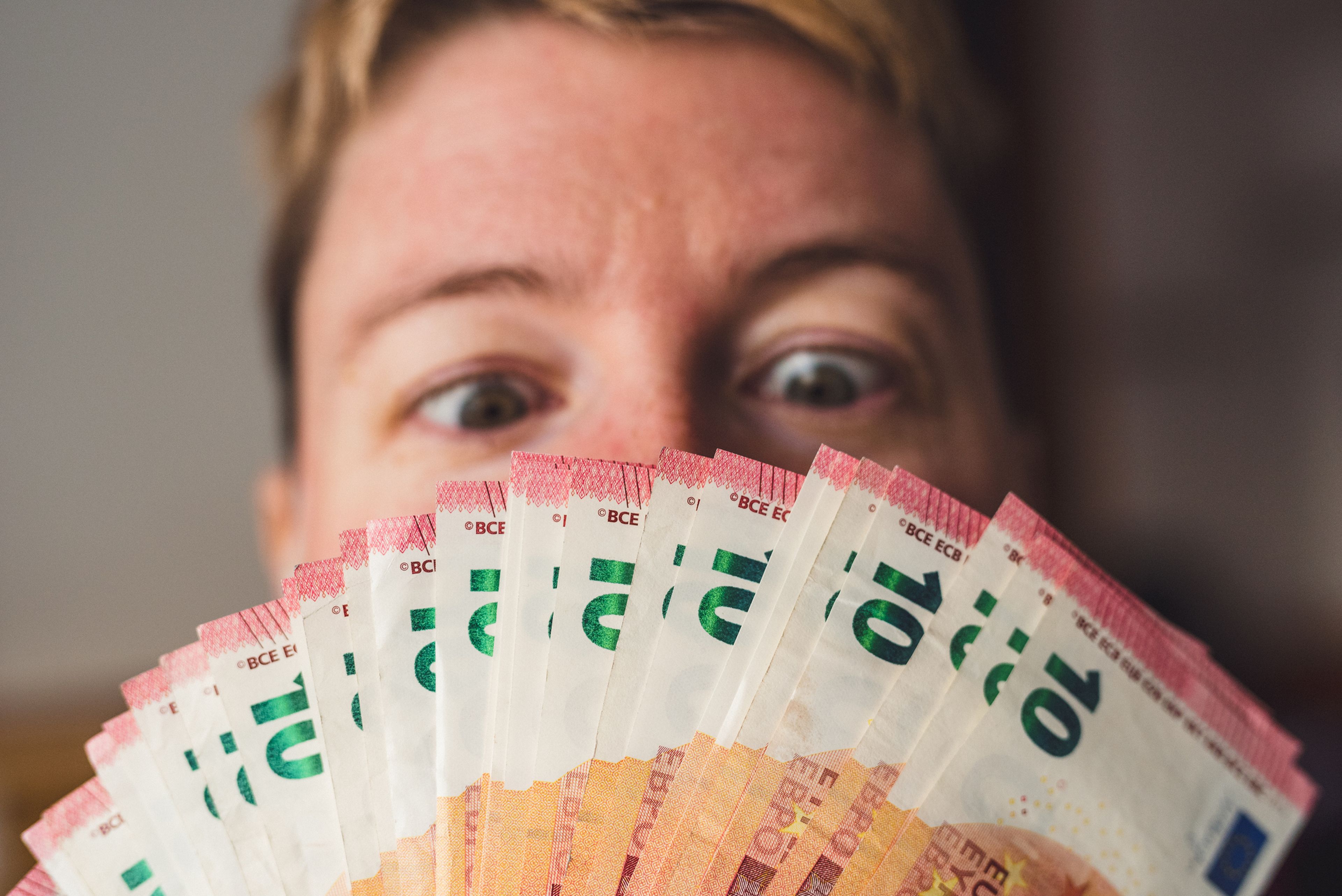 Cómo identificar billetes falsos de 10 euros