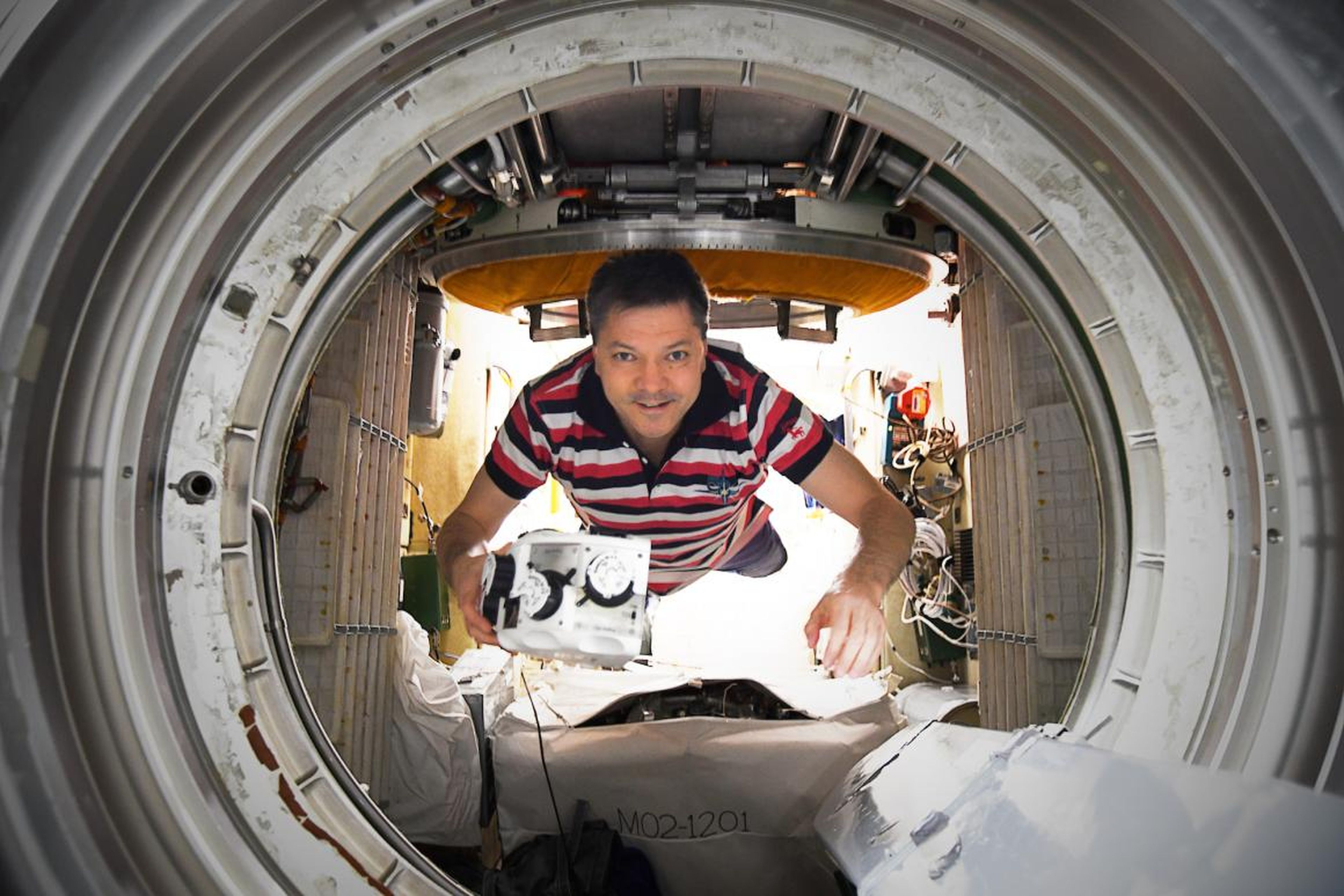 El cosmonauta Oleg Kononenko a bordo de la Estación Espacial Internacional durante el primer experimento con la bioimpresora 3D en diciembre de 2018.