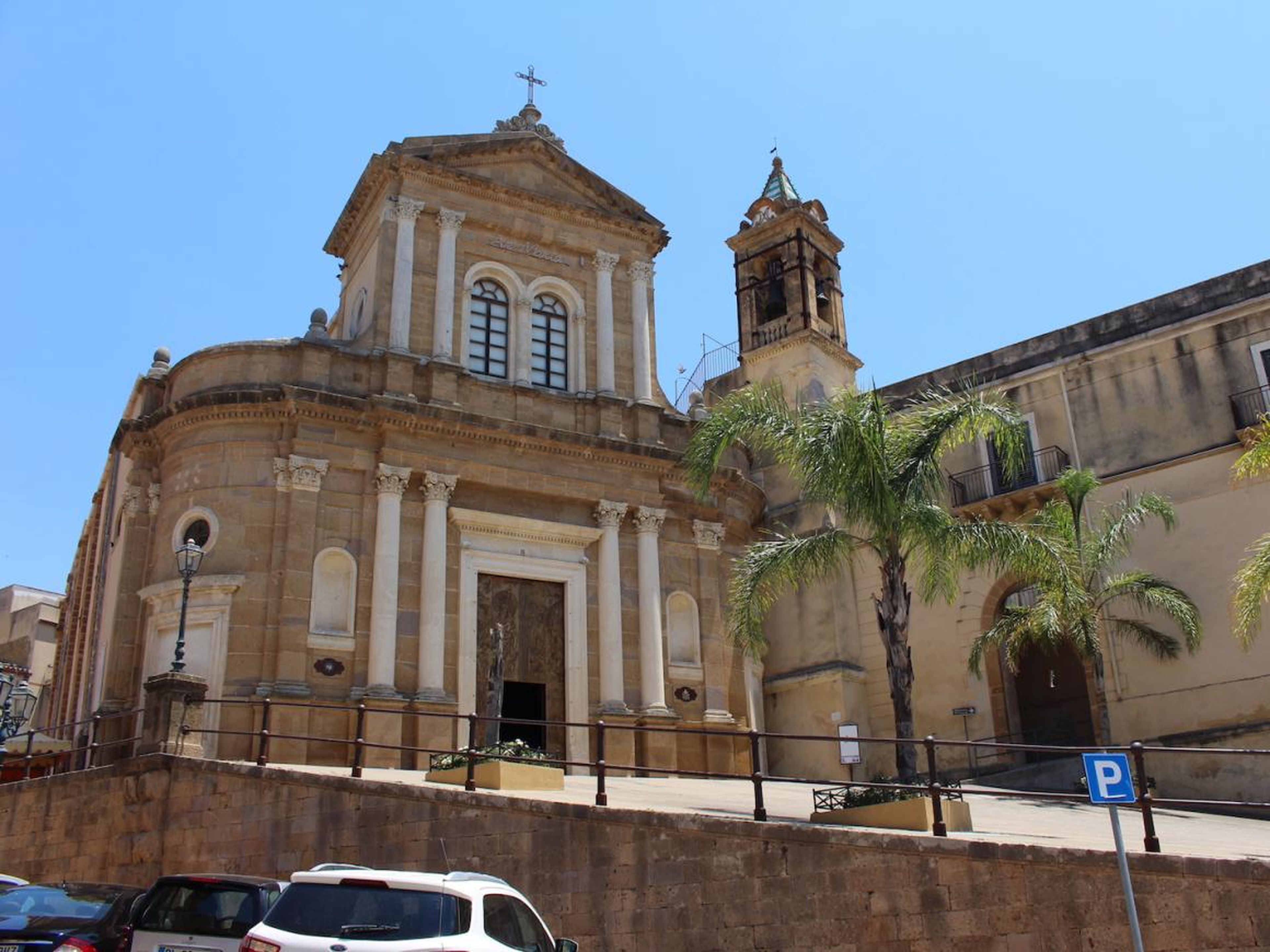 A pesar de la falta de habitantes, Sambuca cuenta con tres hermosas iglesias, la más importante es la Chiesa del Carmine, construida en 1530.