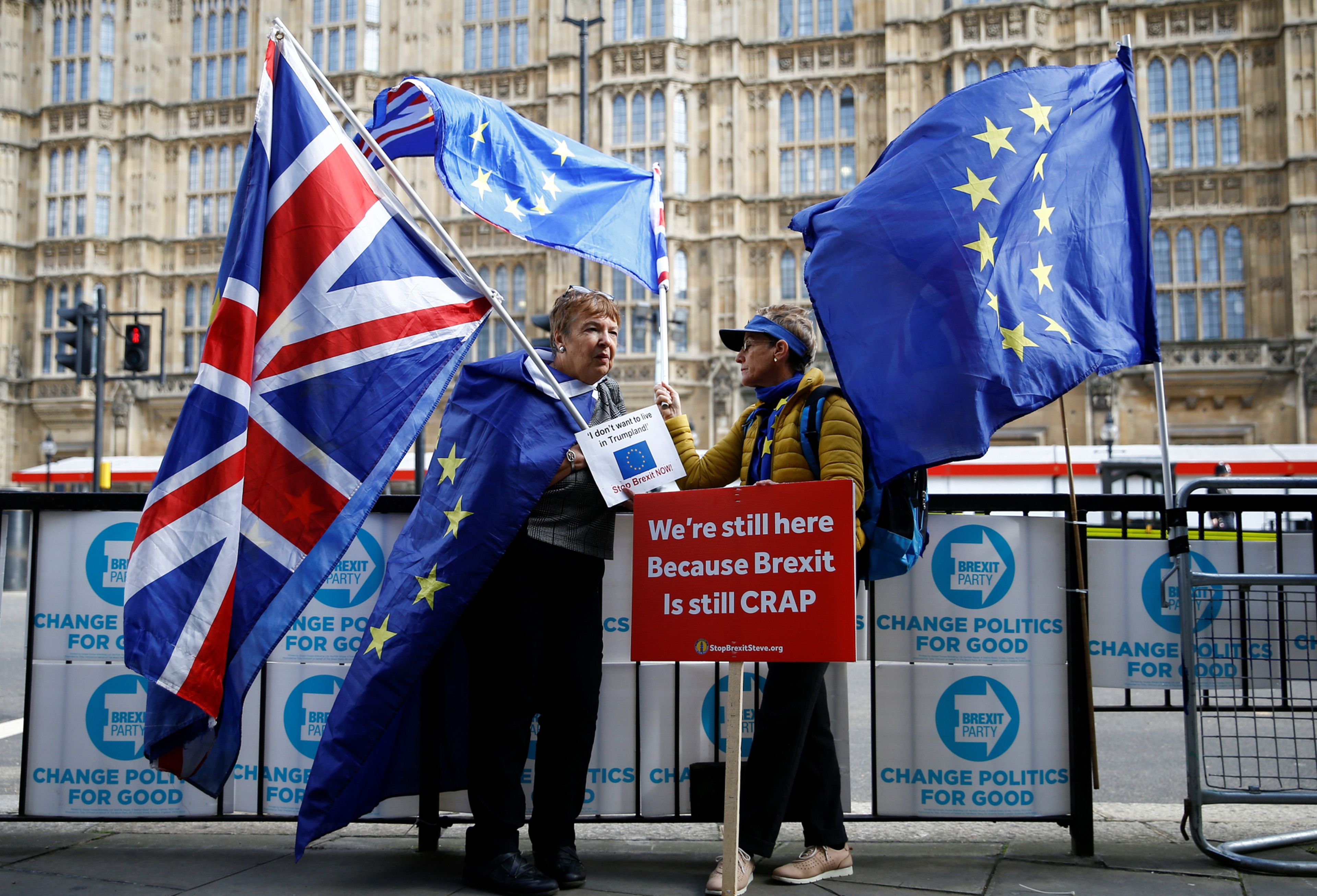 Dos manifestantes proeuropeas protestan contra el Brexit ante el Parlamento británico