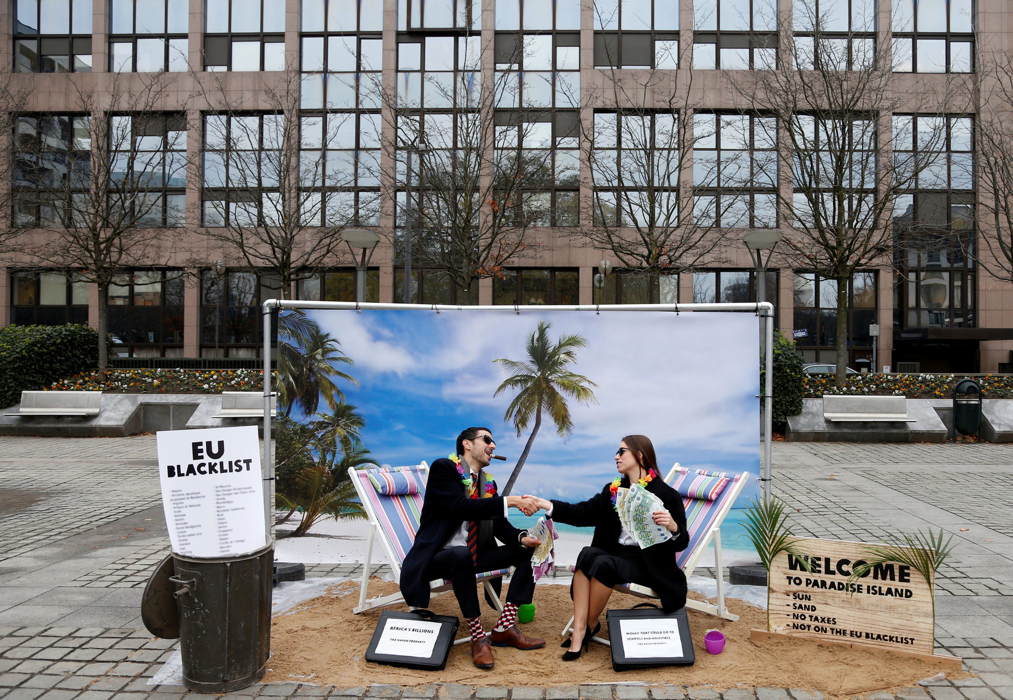 Dos personas protestan contra la política de la UE respecto a los paraísos fiscales