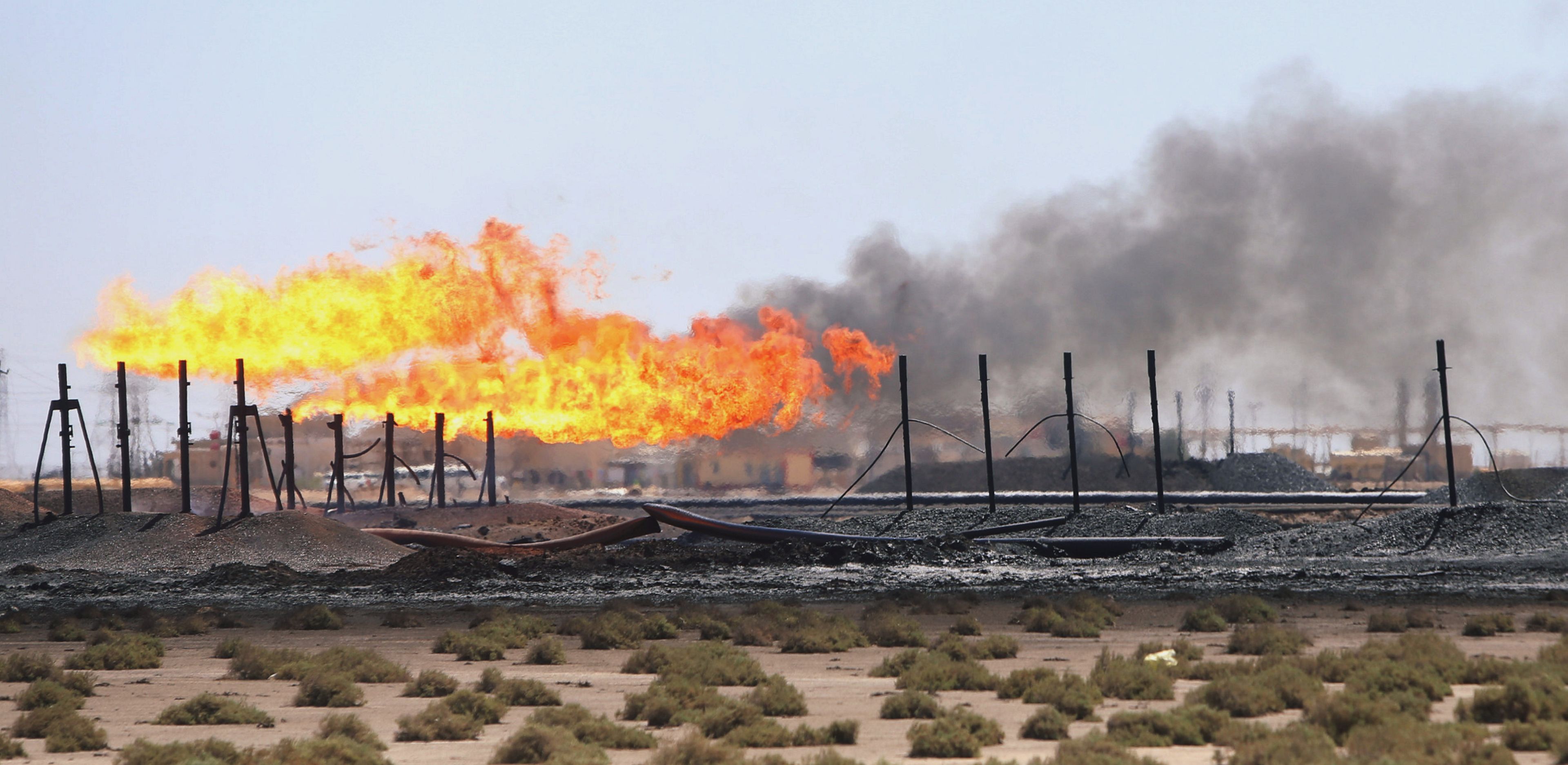 Las llamas emergen de las pilas de bengalas en el campo petrolífero West Qurna-1, operado por ExxonMobil, cerca de Basra, en Iraq