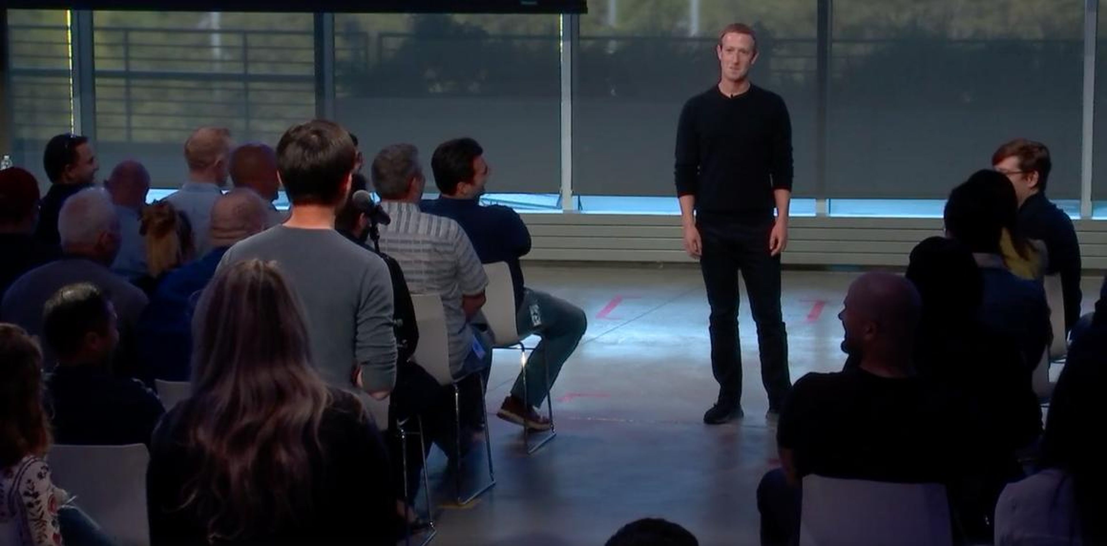 El CEO de Facebook, Mark Zuckerberg, responde preguntas del personal durante la sesión de preguntas y respuestas de los empleados el 3 de octubre de 2019.