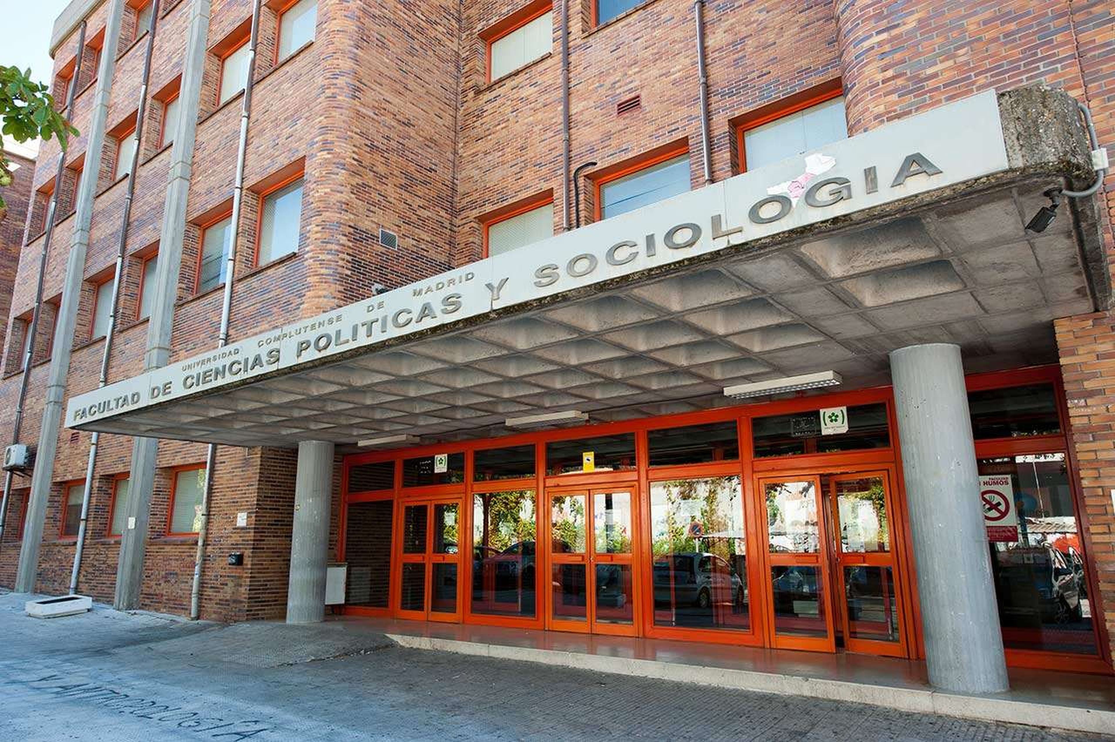 Fachada de la Facultad de Ciencias Políticas de la Universidad Complutense de Madrid.