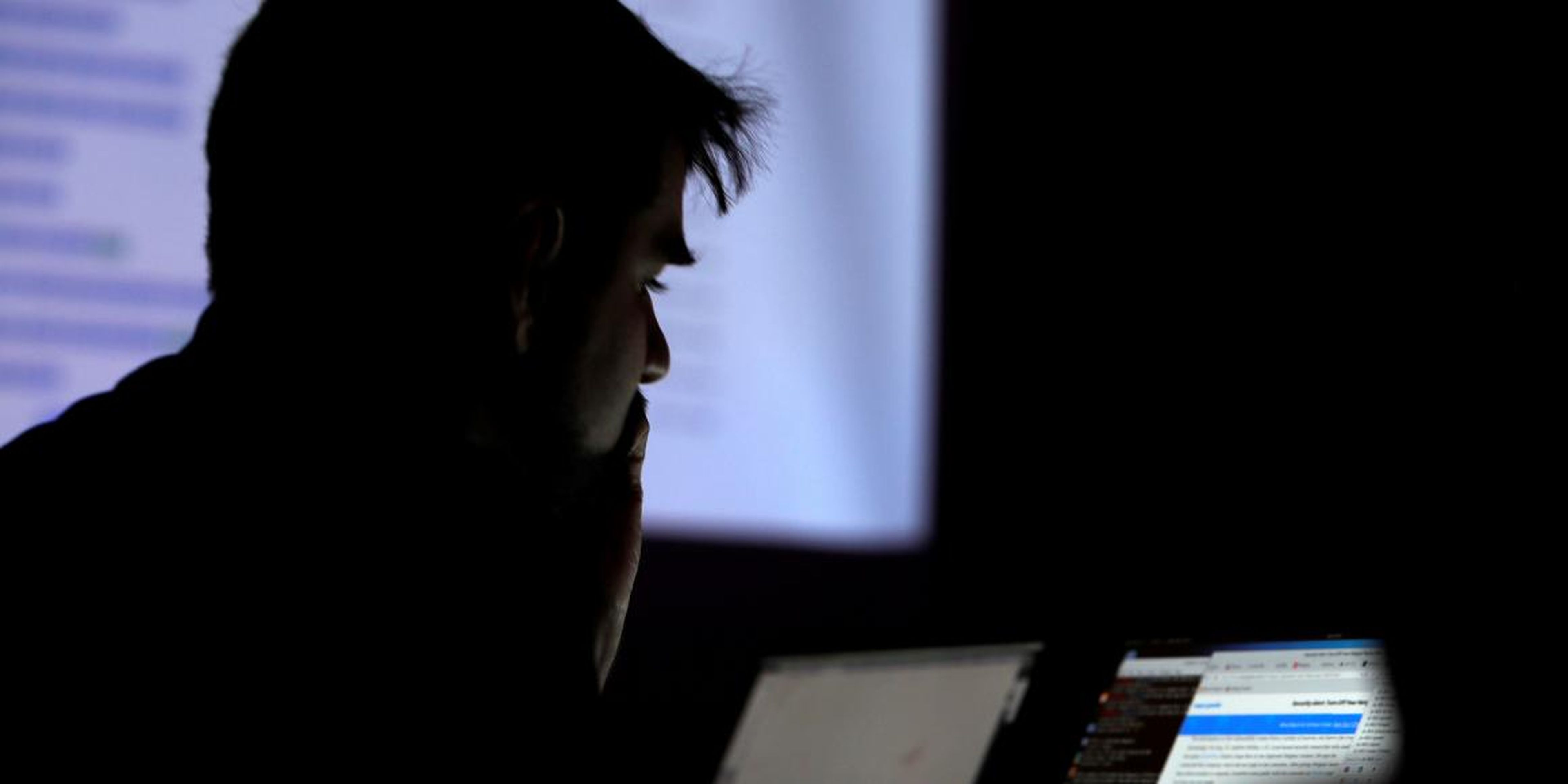 Un hombre participa en un concurso de hackers en la convención Def Con en Las Vegas en esta imagen de archivo.
