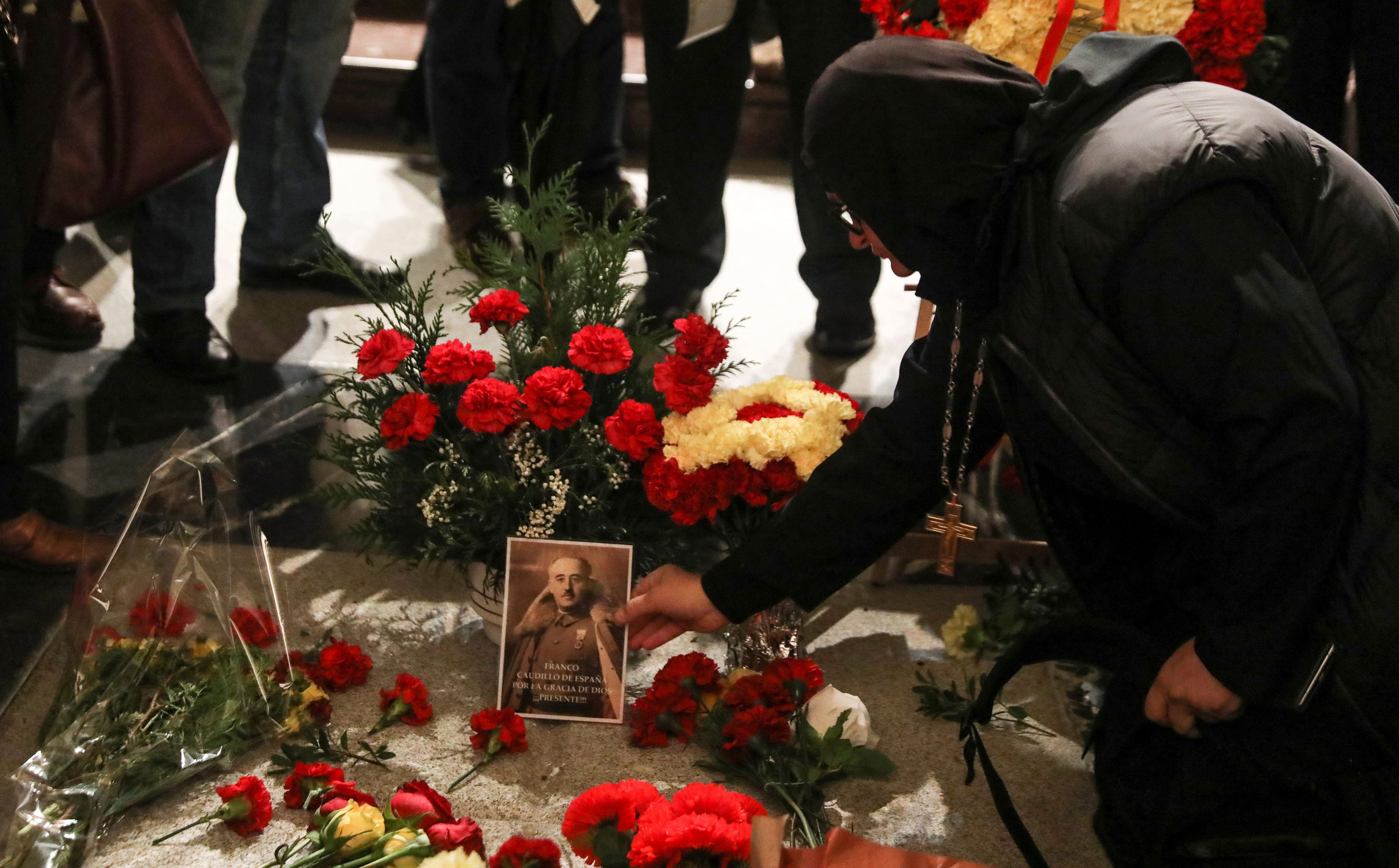 Flores en la tumba de Francisco Franco en el 20-N de 2018.