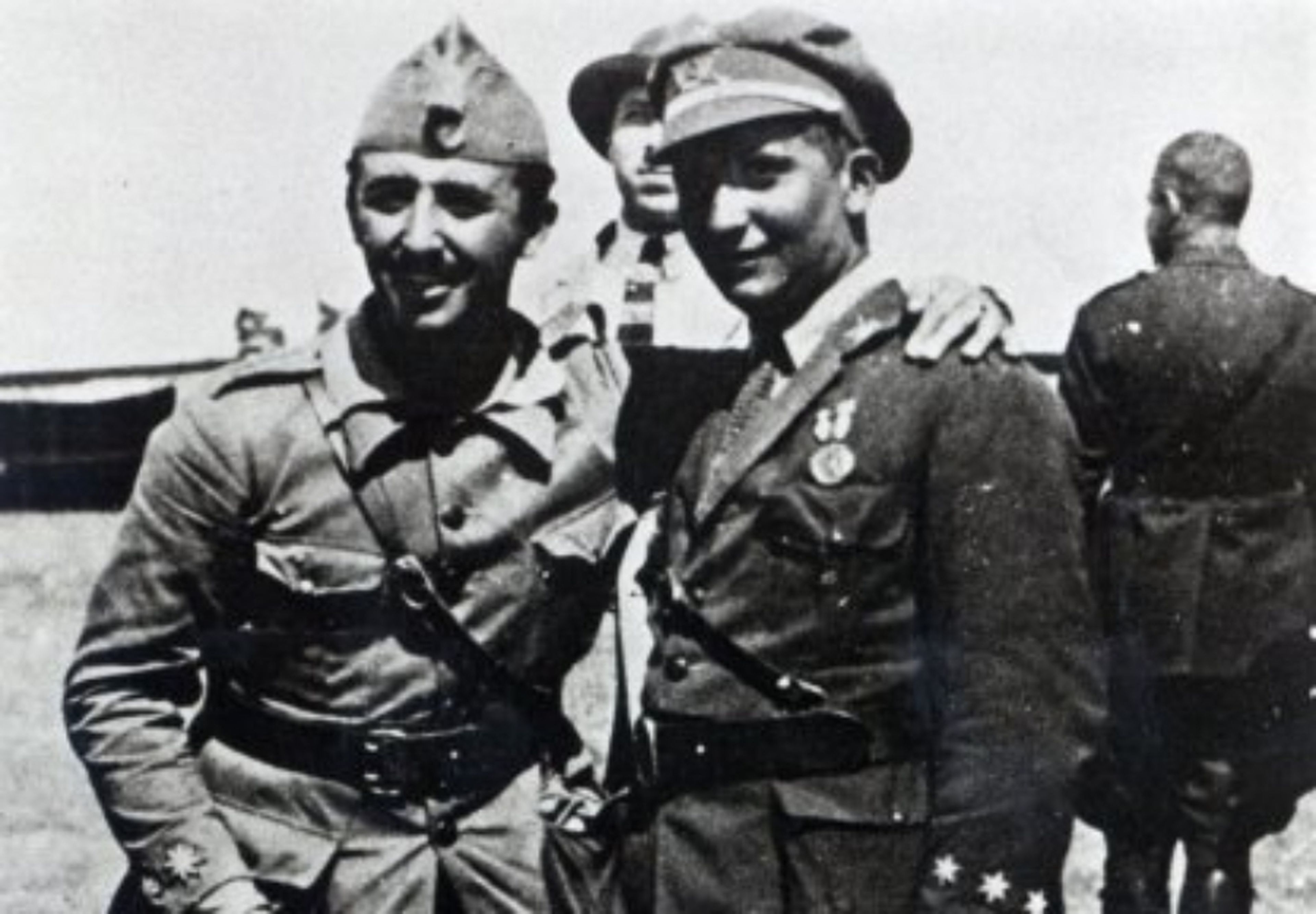 Francisco Franco y su hermano Ramón, durante las guerras coloniales en el Rif en 1925