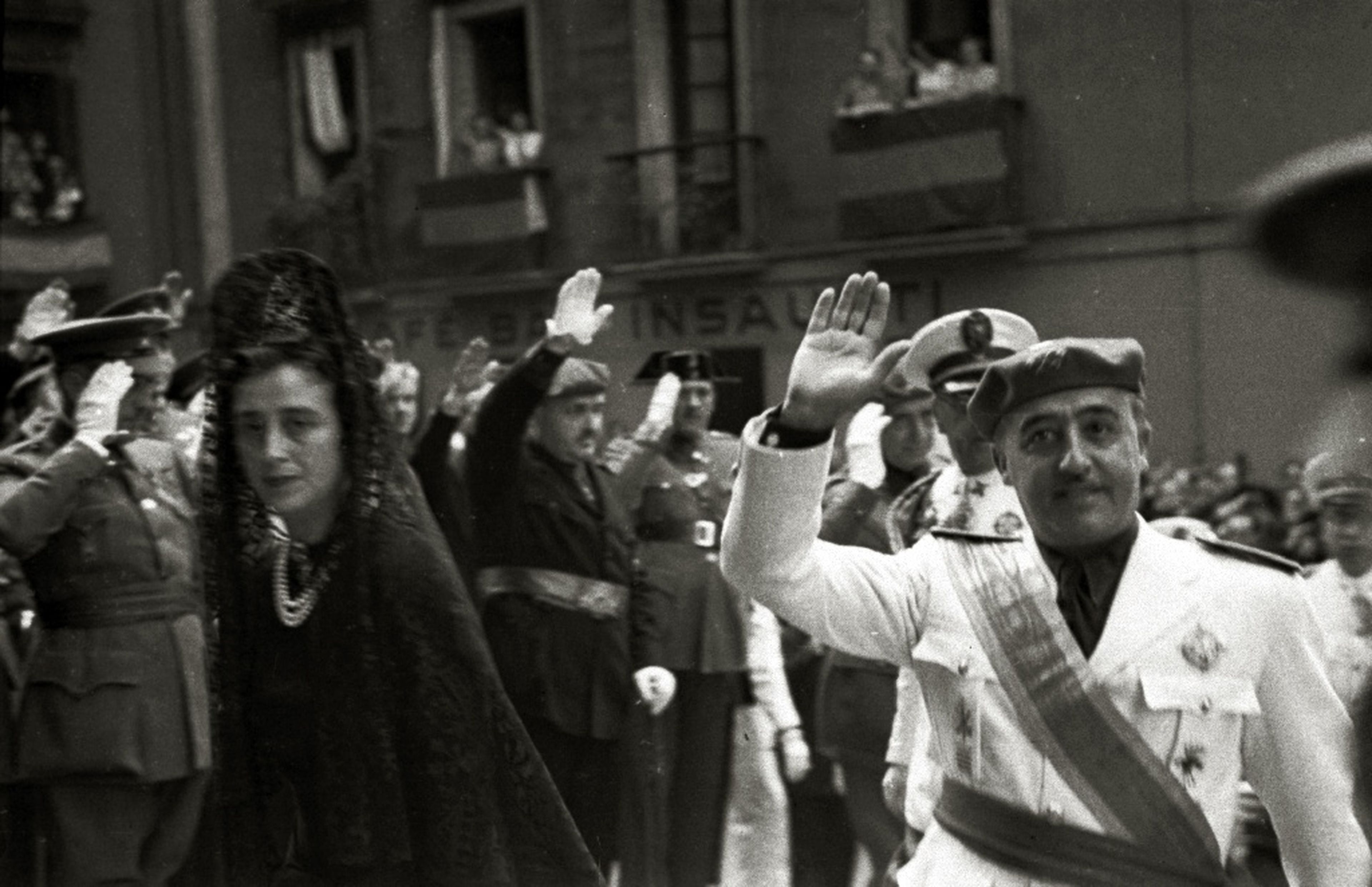 Franco y su esposa durante una visita oficial