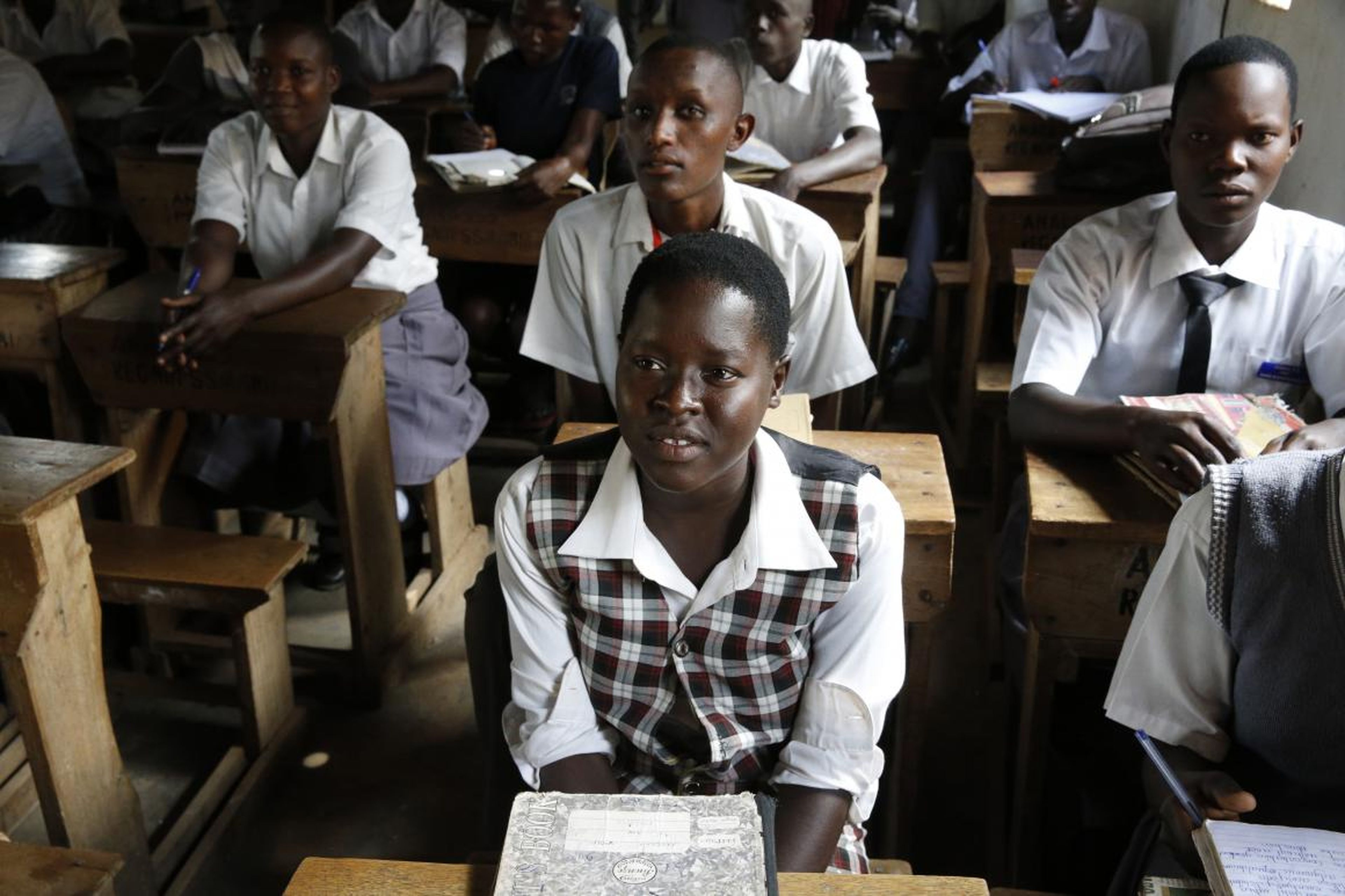 Una niña en una escuela secundaria superior en Uganda.