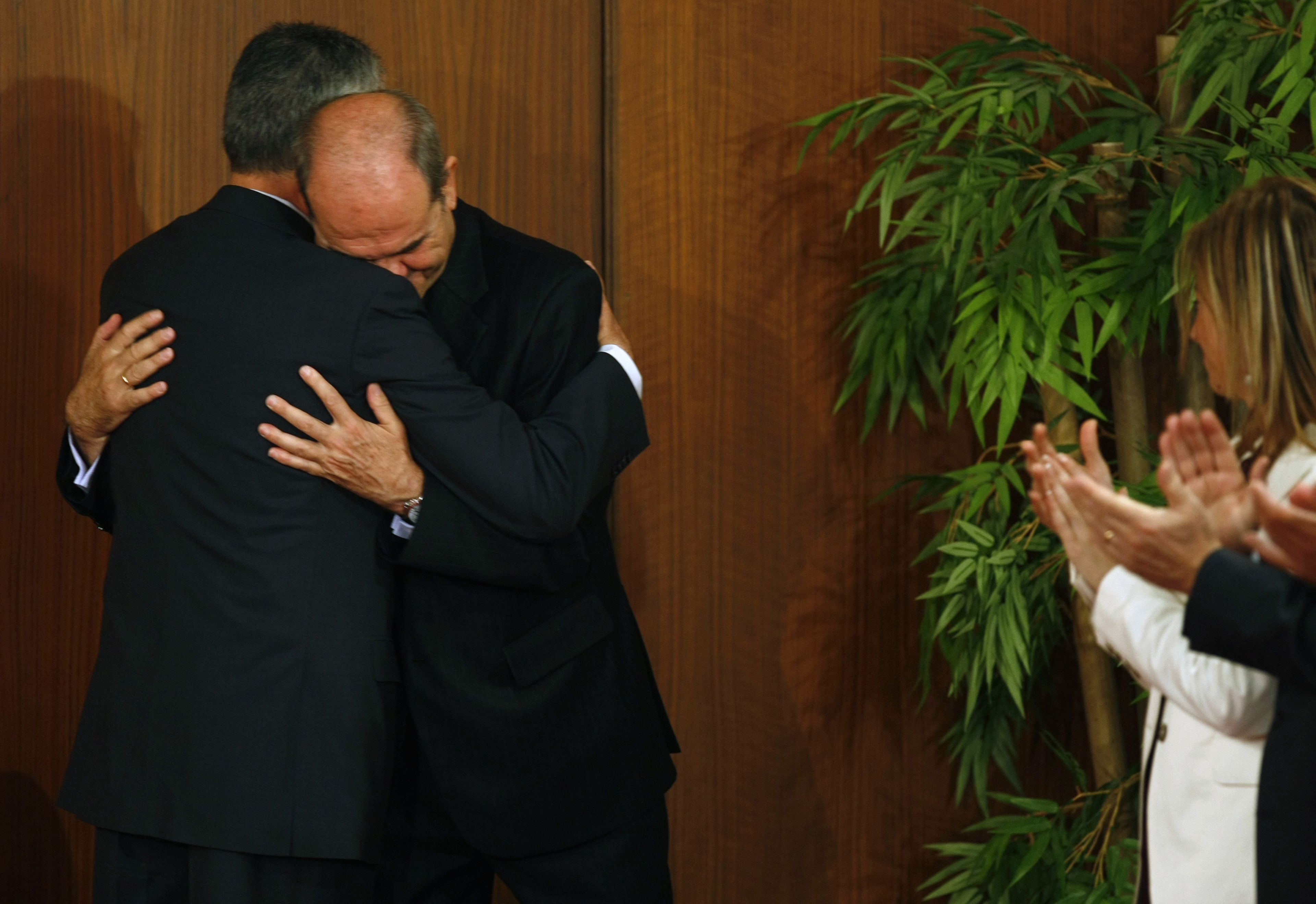 Griñán abraza a Chaves tras asumir el cargo de presidente de la Junta en Sevilla, abril de 2009.