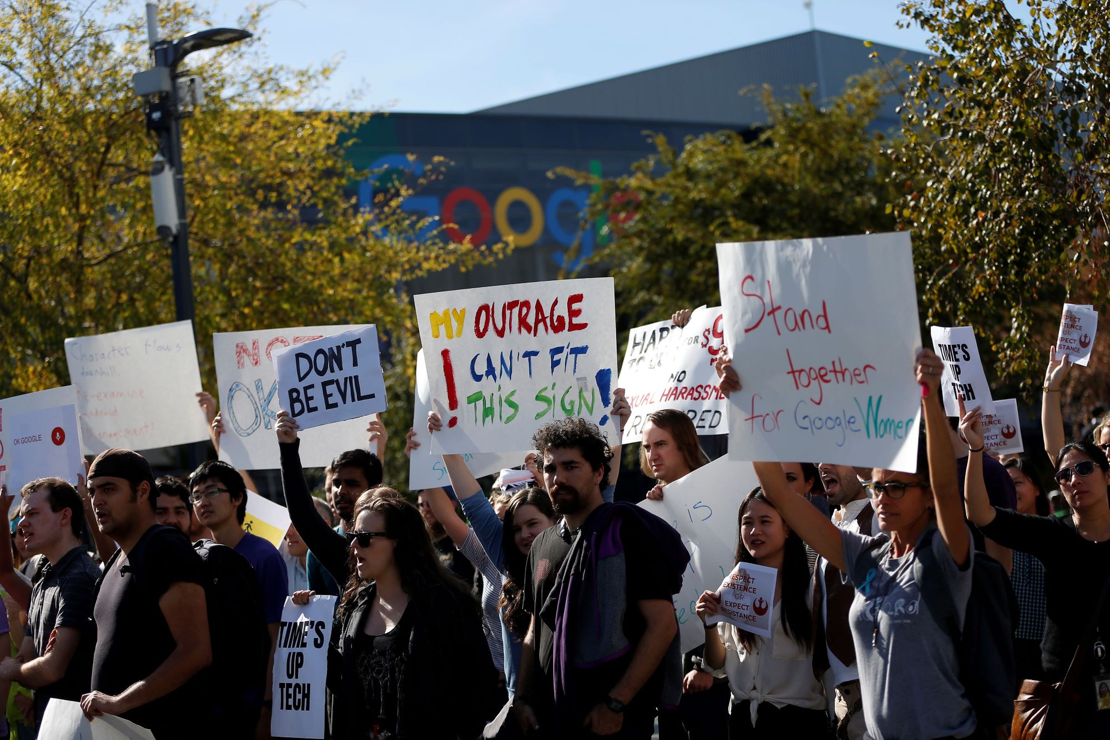Un grupo de personas protesta por los casos de acoso sexual en Google