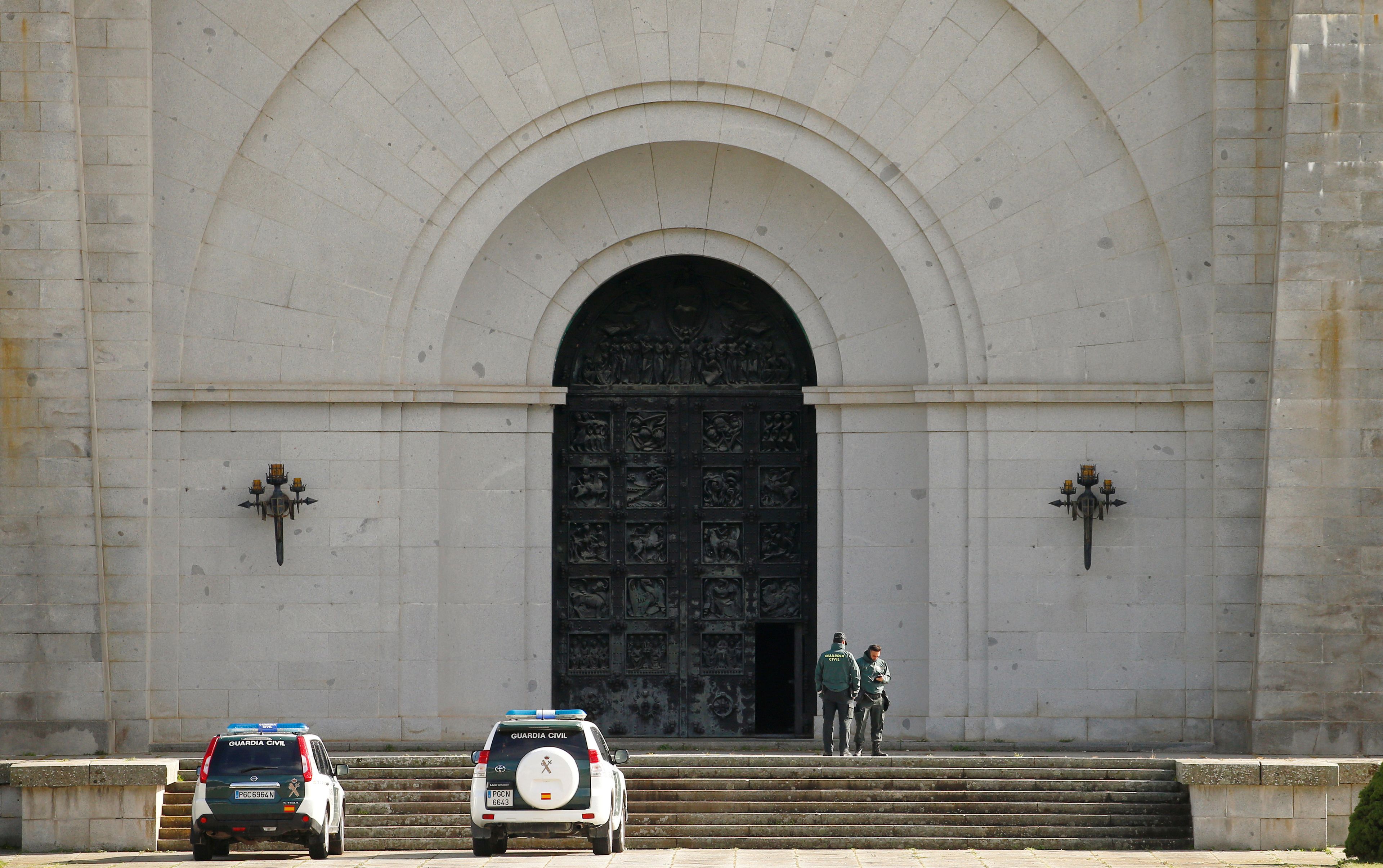 La Guardia Civil, apostada en uno de los accesos del Valle de los Caídos.