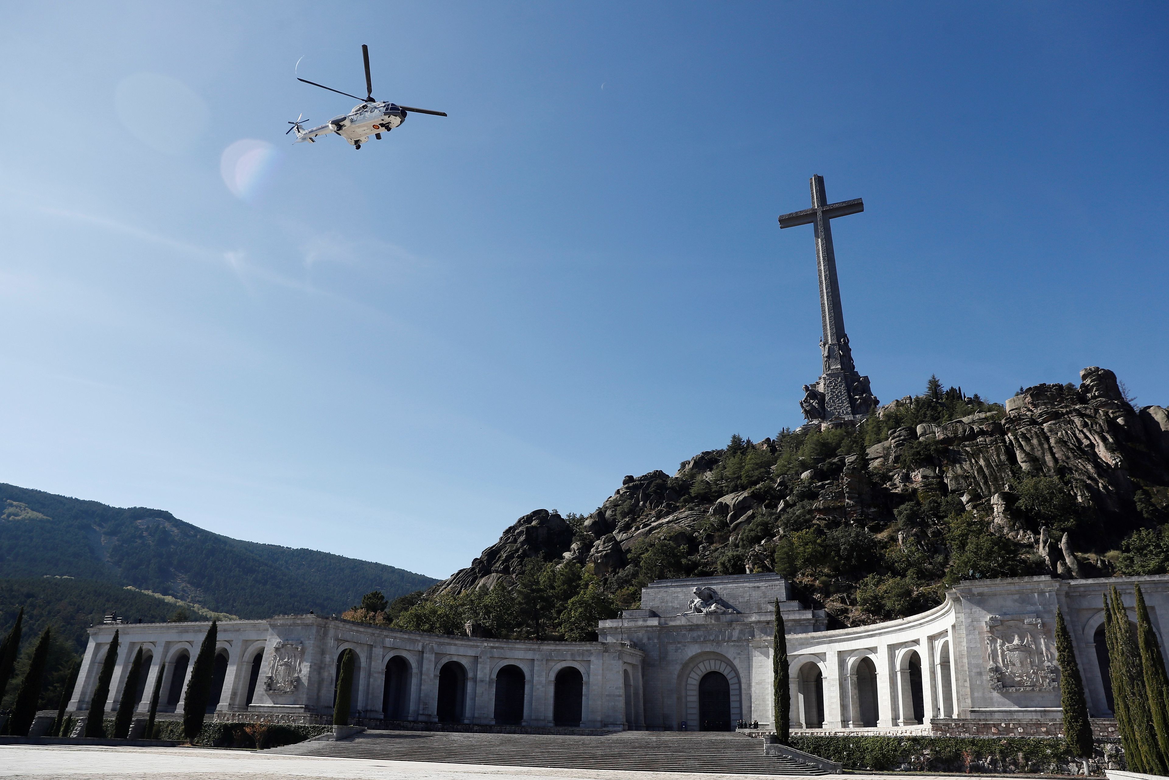 El helicóptero que traslada los restos de Francisco Franco tras su exhumación del Valle de los Caídos.