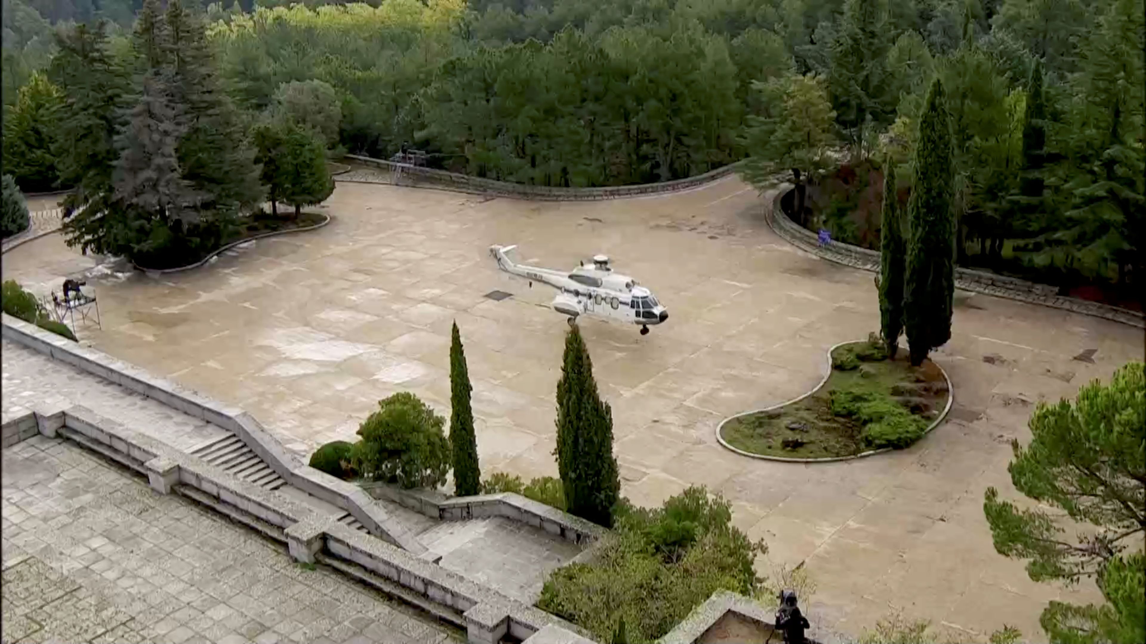 El helicóptero que trasladará los restos de Franco, aterrizando.
