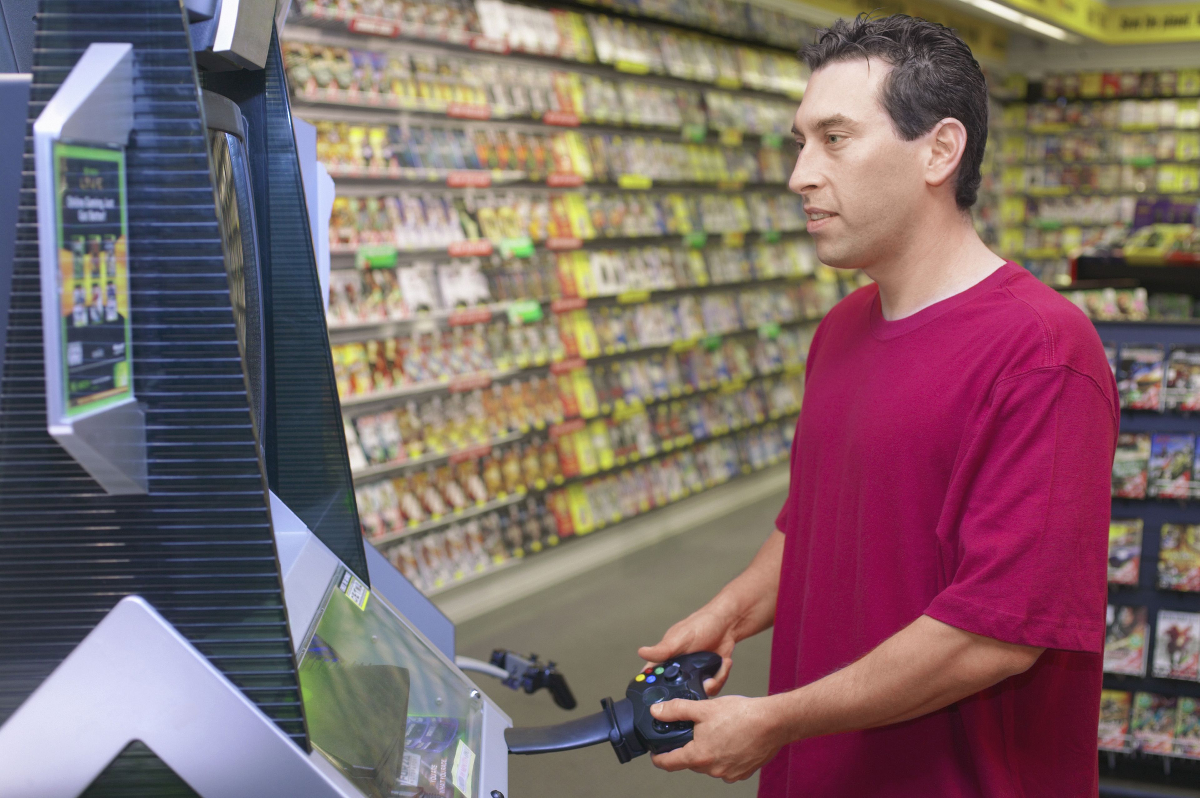 Un hombre juega videojuegos en una tienda