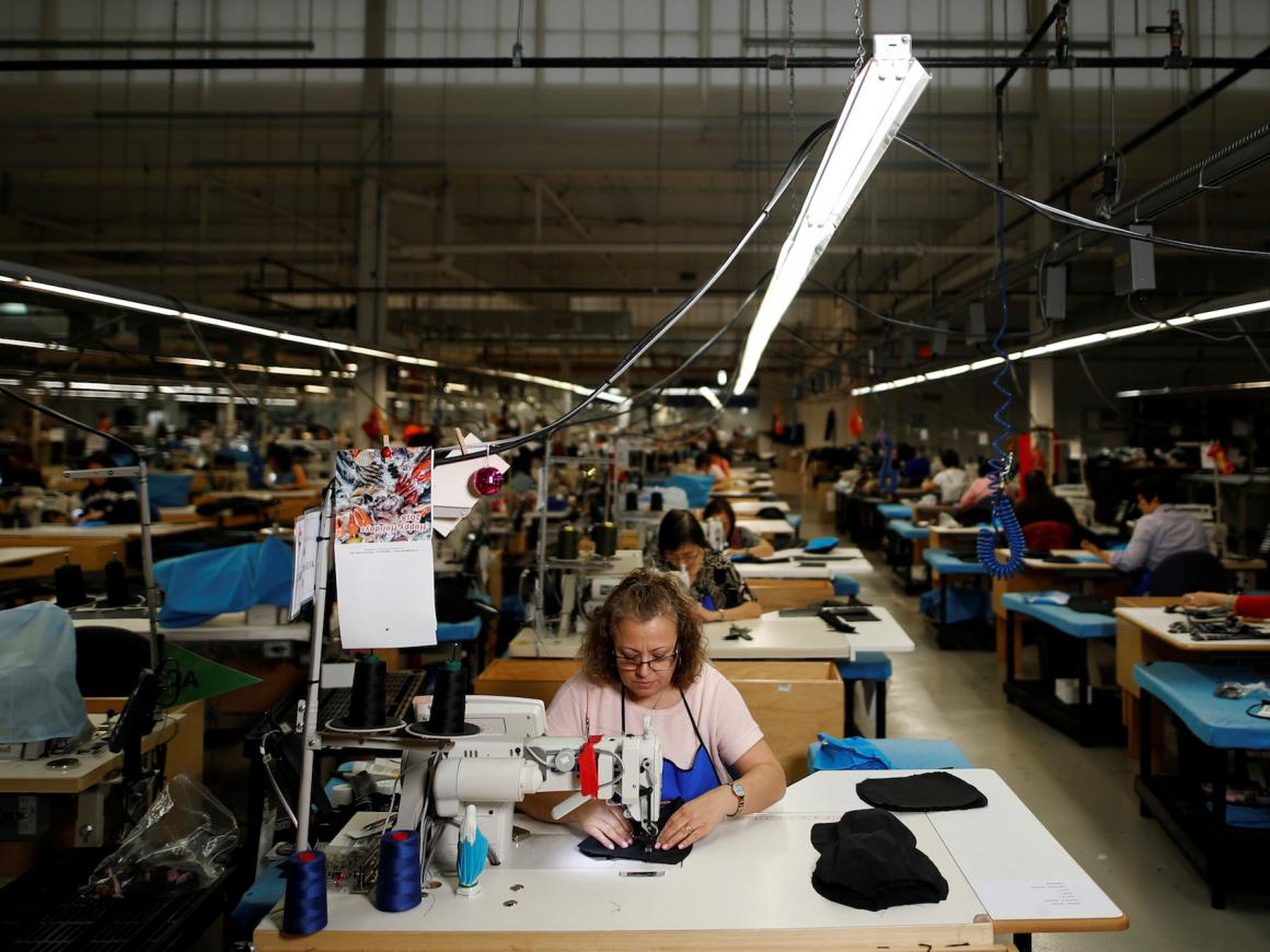 Trabajadores hacen una chaqueta en una fábrica de textil