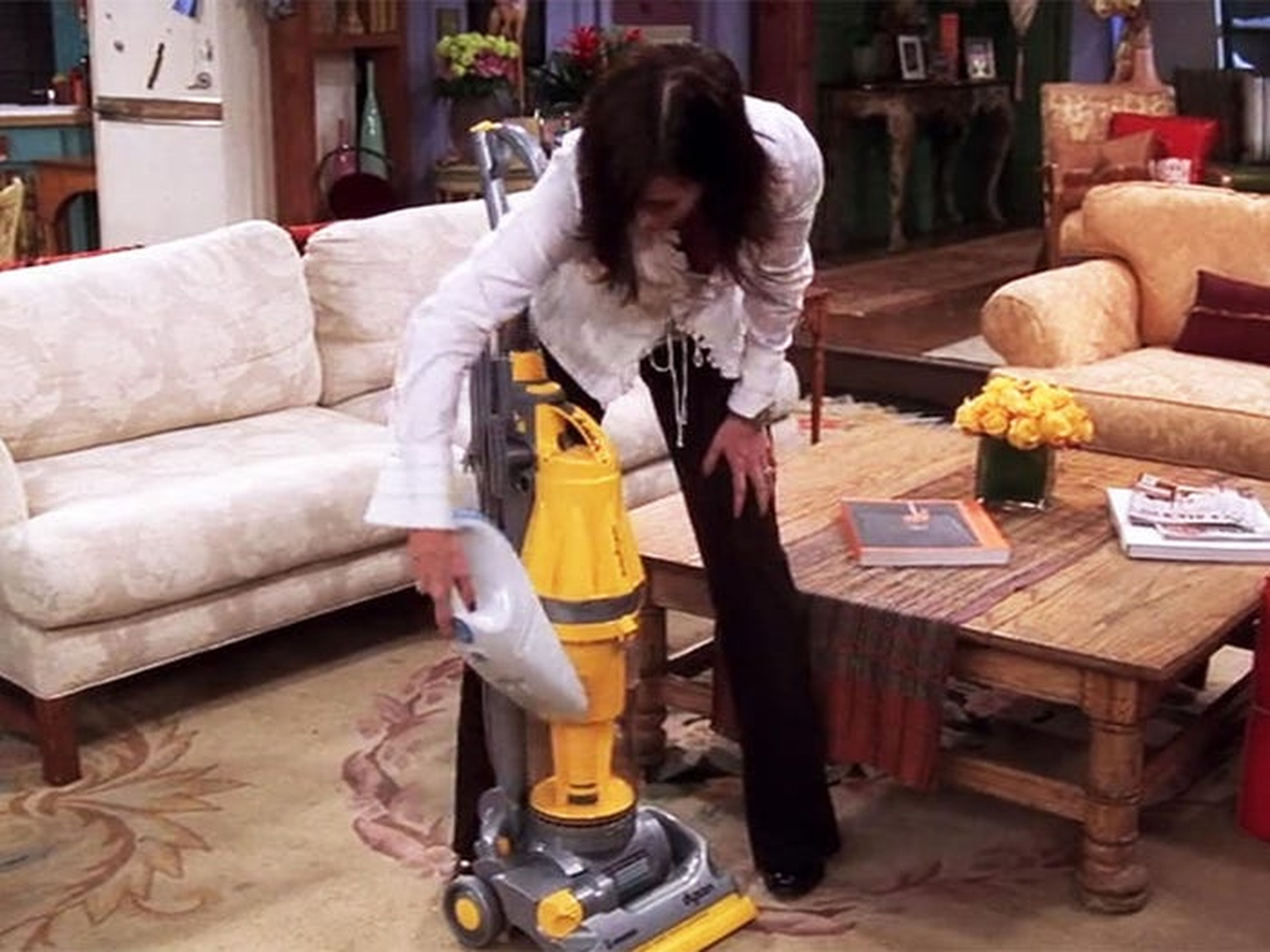 Al igual que Monica, Courtney Cox era una fanática de la limpieza en el plató.