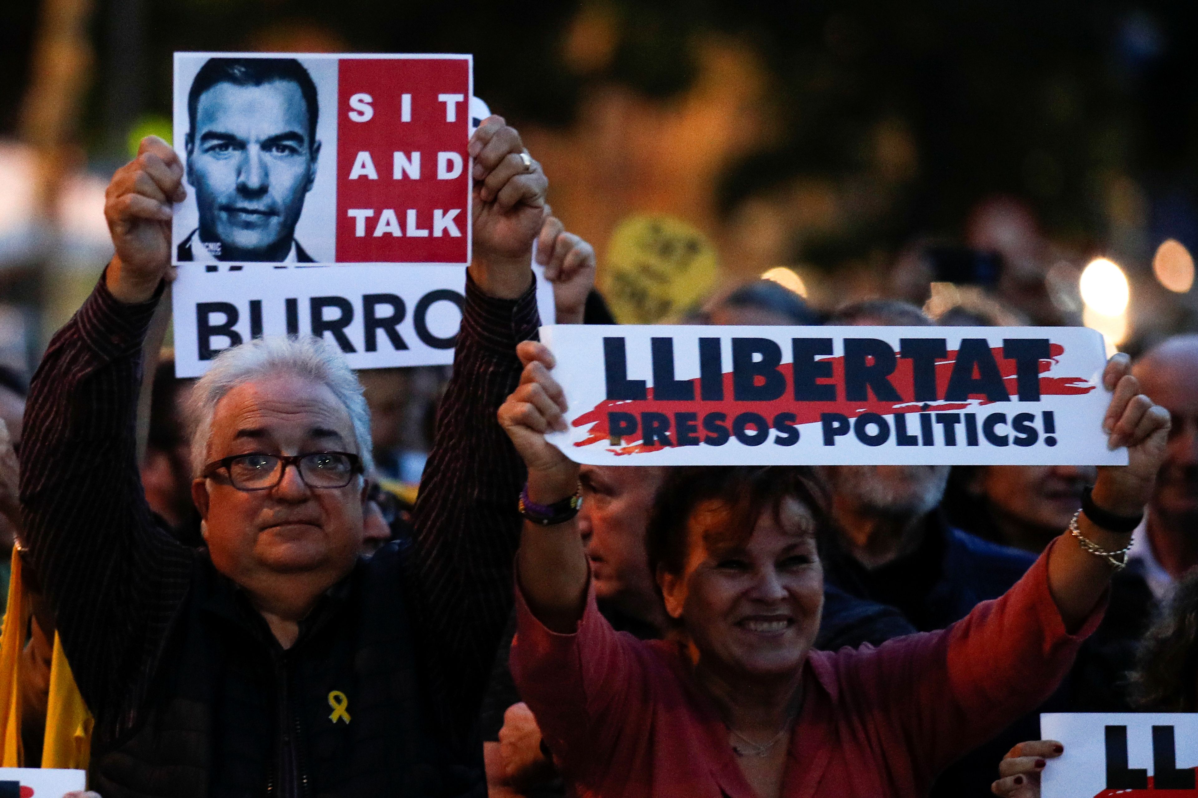 Independentistas se manifiestan en Viladecans, antes de un mítin de Pedro Sánchez en Cataluña.