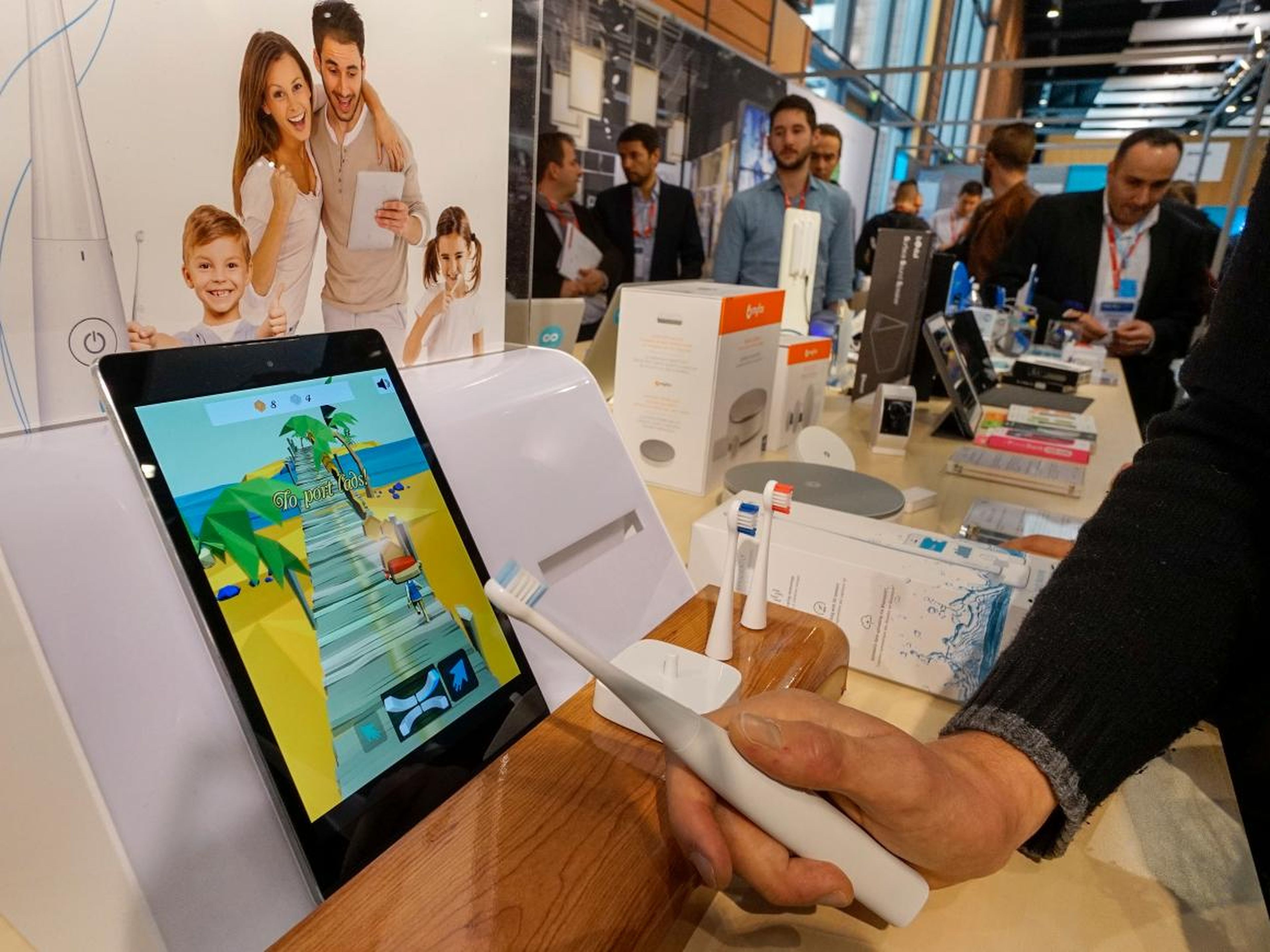 Un hombre sostiene un cepillo de dientes eléctrico conectado a una tablet en la SIdO, la feria comercial Connected Business que se celebró en Lyon el 7 de abril de 2015.