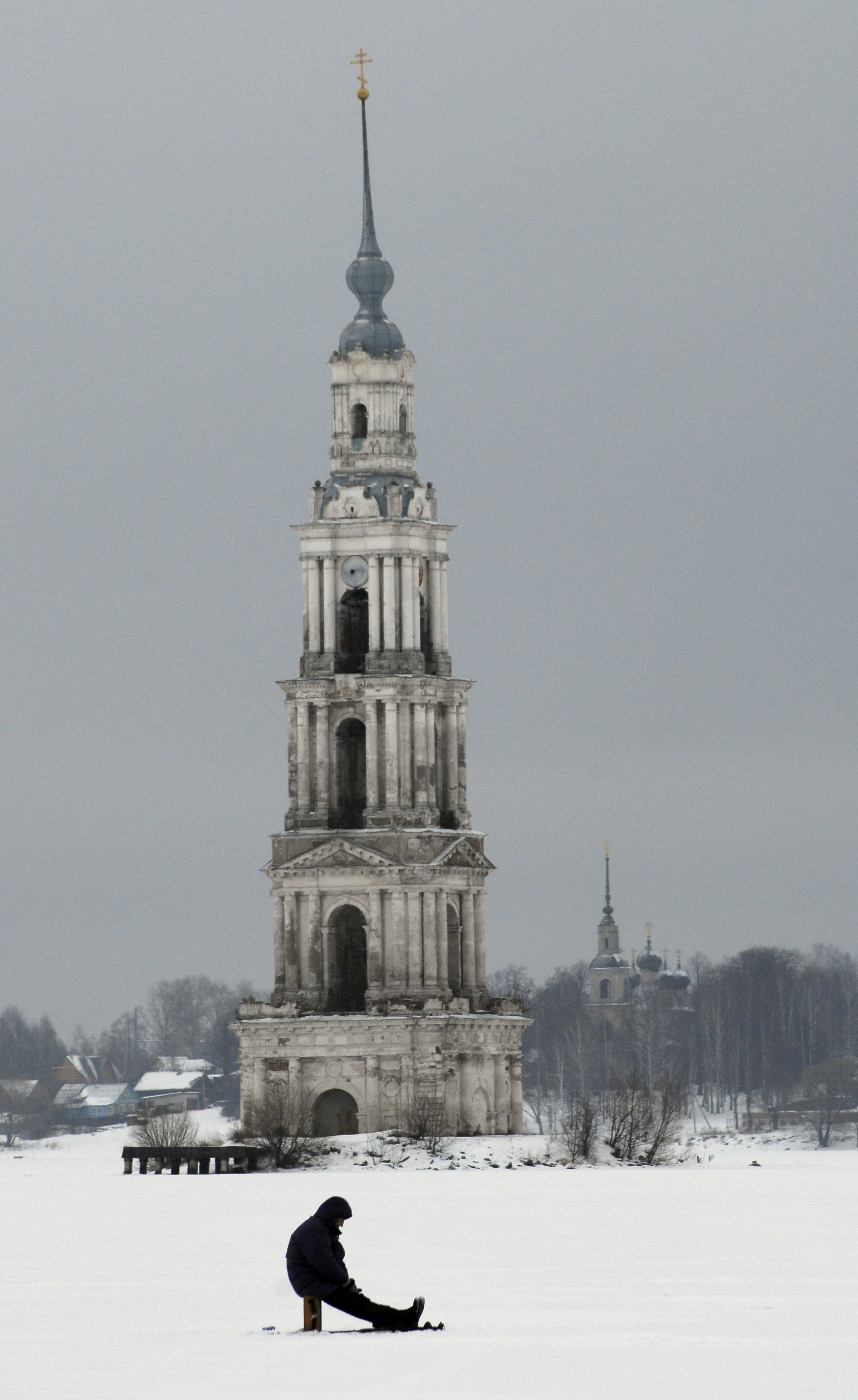 Vista del campanario de Kalyazin surgiendo de las aguas congeladas.