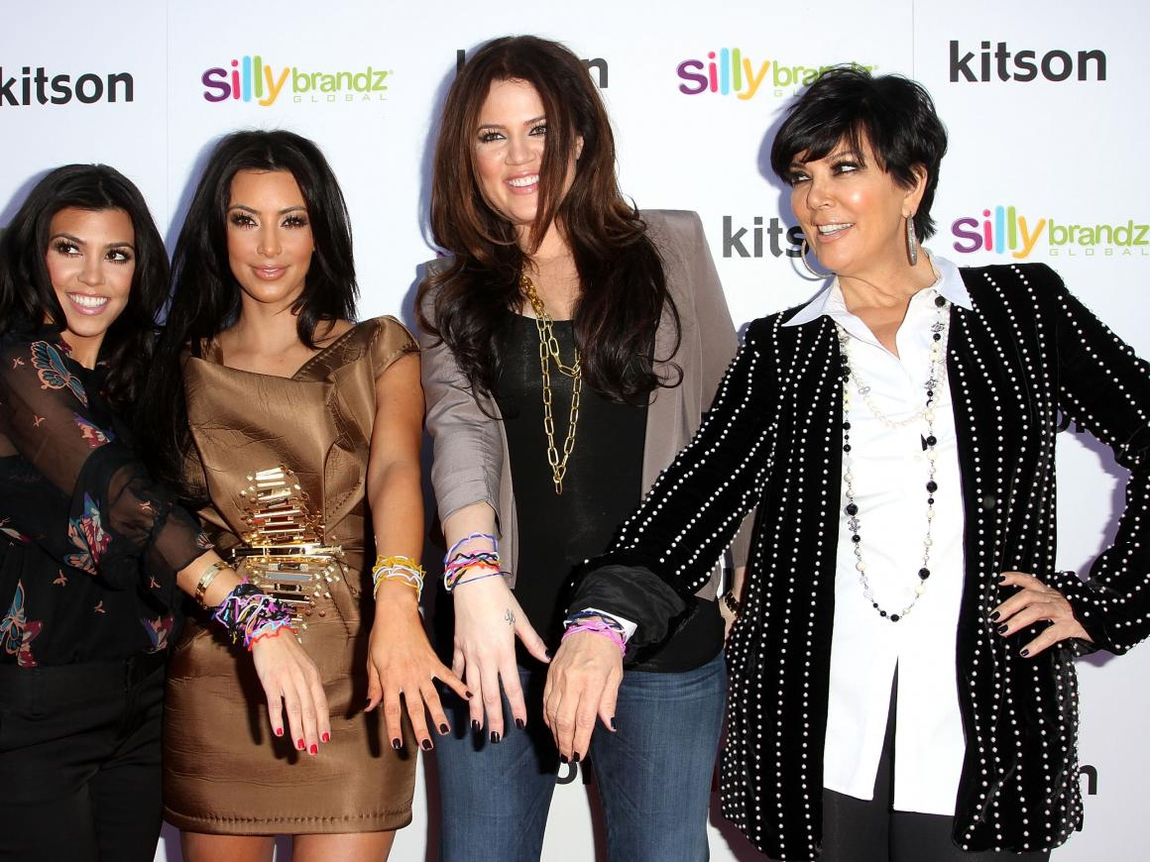 La familia Kardashian-Jenner en la apertura de su nuevo negocio.