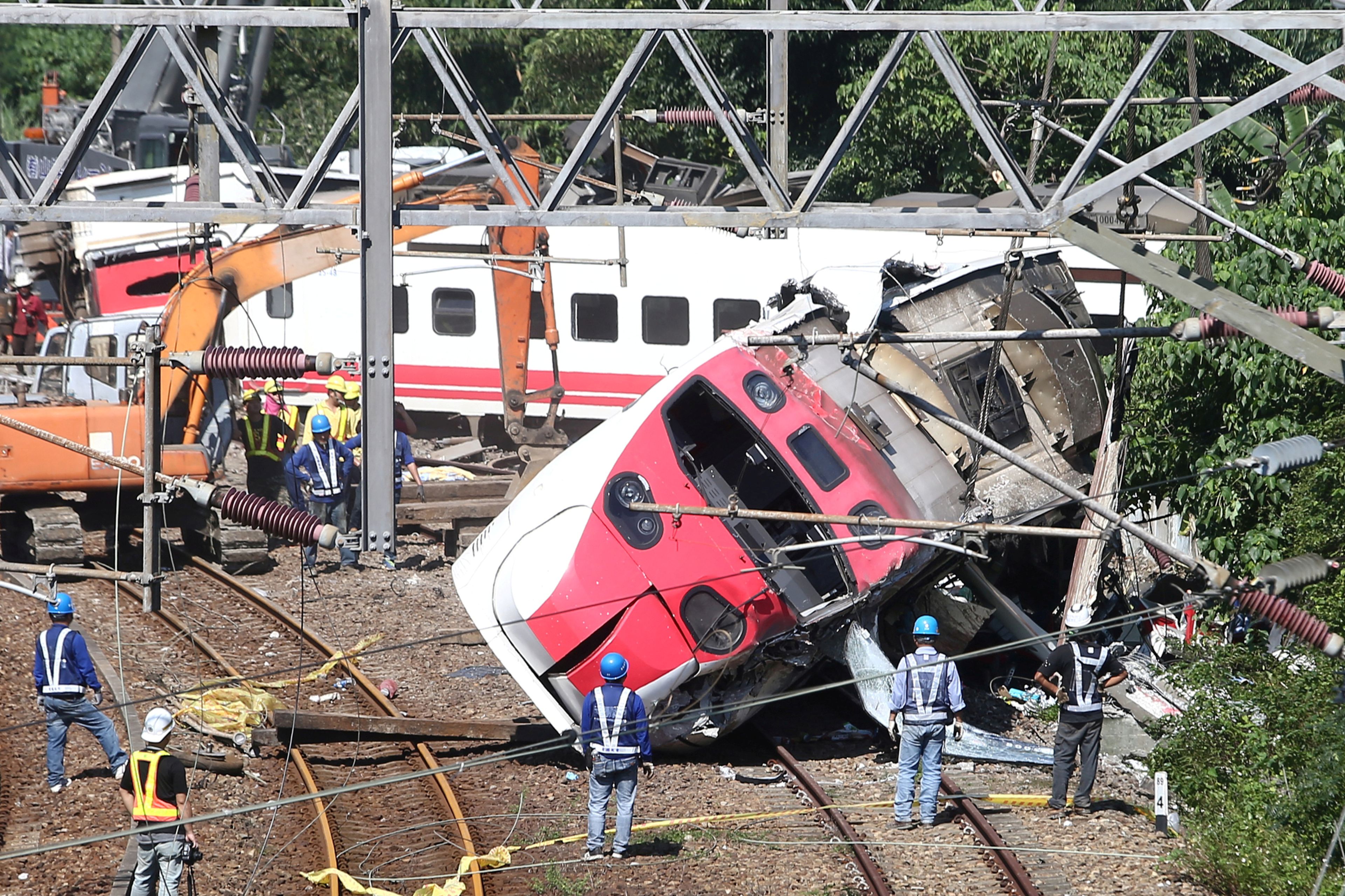 Labores de rescate en un accidente ferroviario en Taiwán